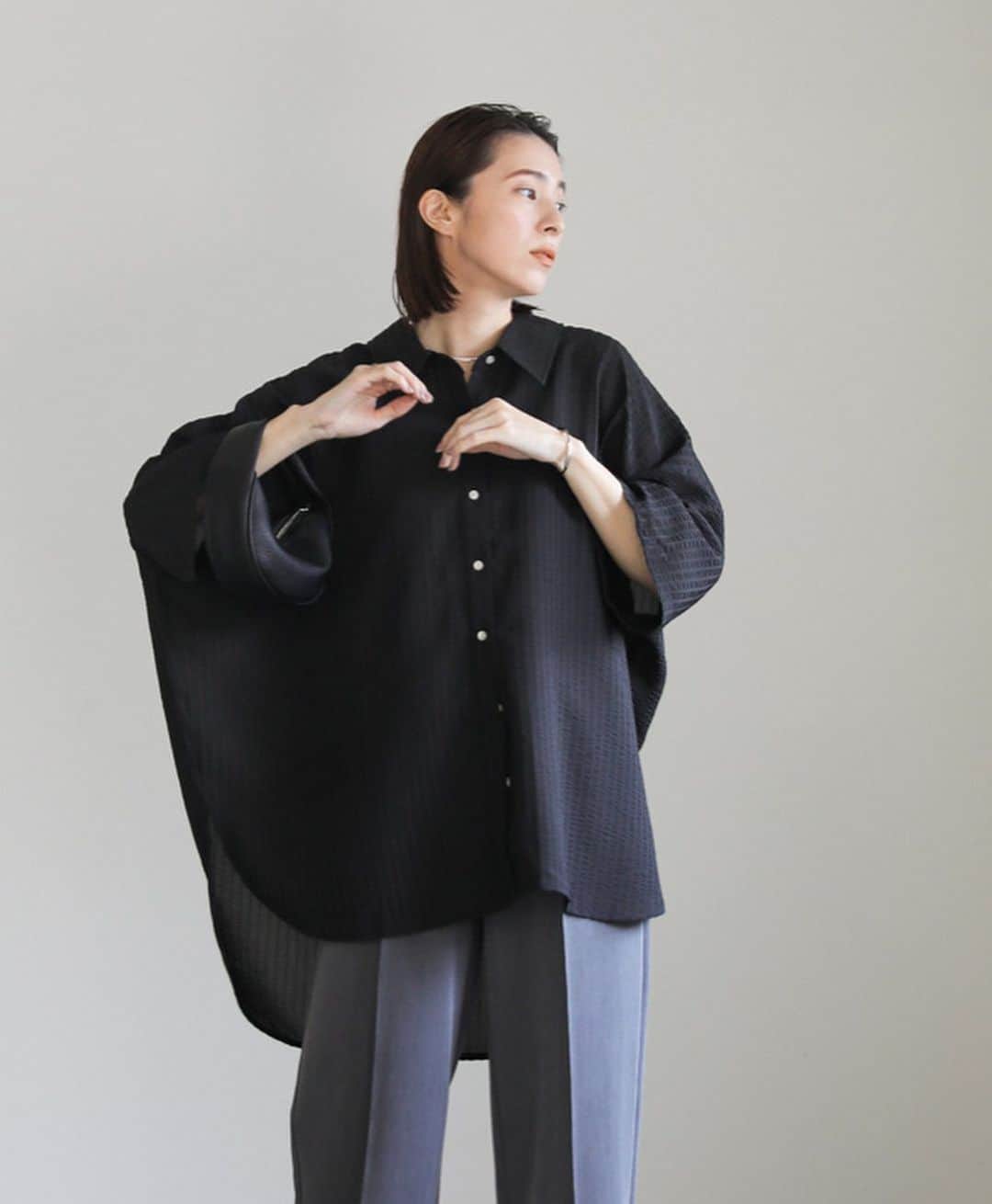 moca さんのインスタグラム写真 - (moca Instagram)「■No. 20001147 ルーズシルエットワイドスリーブシャツ  ・price：4,950 yen（tax in）  ・color：ivory / grayish blue / black   軽やかで涼しいルーズシルエットシャツ。   全体的にビッグシルエットの1枚でサマになるアイテムです。 前後差のある着丈やサイドスリット、程よい透け感が女性らしい抜け感を演出。   凹凸感のあるドライタッチな肌触りで、ご自宅洗い可能なイージーケアもこれからの季節にうれしいポイントです◎  アメスリやノースリーブに羽織として合わせたり、ボリュームのあるボトムスに華奢なサンダル合わせるカジュアルスタイルがおすすめ。   #selectmoca」5月28日 20時00分 - selectmoca