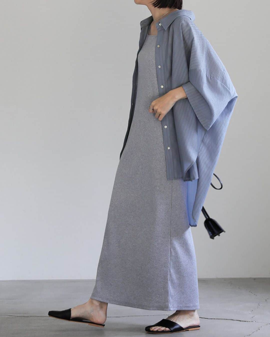 moca さんのインスタグラム写真 - (moca Instagram)「■No. 20001147 ルーズシルエットワイドスリーブシャツ  ・price：4,950 yen（tax in）  ・color：ivory / grayish blue / black   軽やかで涼しいルーズシルエットシャツ。   全体的にビッグシルエットの1枚でサマになるアイテムです。 前後差のある着丈やサイドスリット、程よい透け感が女性らしい抜け感を演出。   凹凸感のあるドライタッチな肌触りで、ご自宅洗い可能なイージーケアもこれからの季節にうれしいポイントです◎  アメスリやノースリーブに羽織として合わせたり、ボリュームのあるボトムスに華奢なサンダル合わせるカジュアルスタイルがおすすめ。   #selectmoca」5月28日 20時00分 - selectmoca