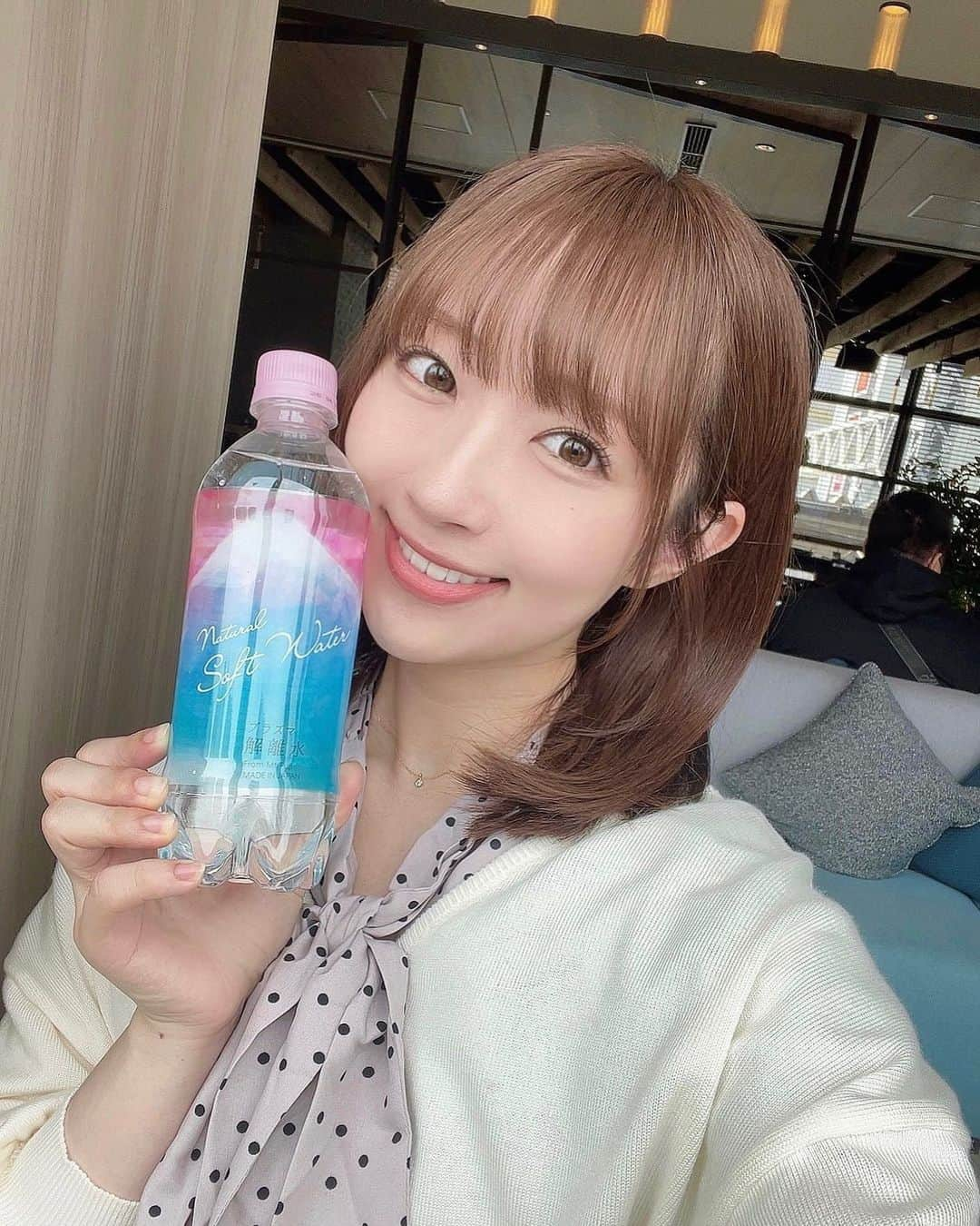 小島まゆみのインスタグラム：「💧💧💧  お水選びはとっても大切  常温でも飲みやすい富士山の天然水で、且つピンクのボトルにきゅん‪‪❤︎‬   カバンに入ってても可愛いので毎日お水を持ち歩く癖がつきました🥺 いい健康習慣！   暑くなってきたので皆さん水分補給しっかりしてくださいね🫶🫶  #プラズマ解離水 #japanesegirl #japaneseidol #instagood #自拍 #模特 #偶像 #正妹 #日本的偶像 #小島まゆみ」