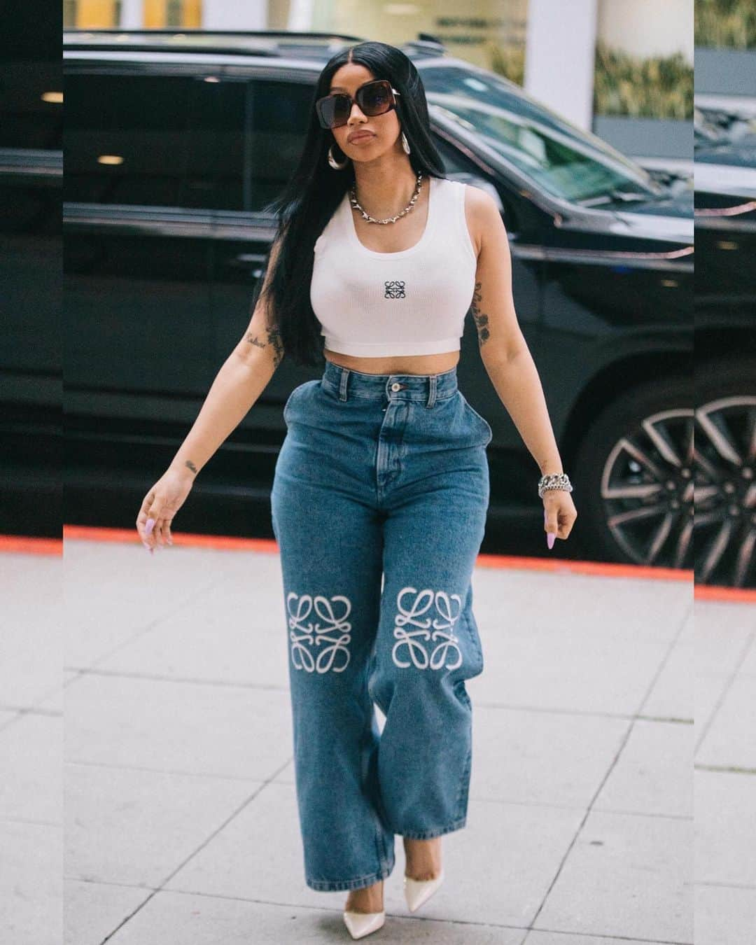 Just Jaredさんのインスタグラム写真 - (Just JaredInstagram)「Cardi B really is a style chameleon! After showing off her body in a figure-hugging bodysuit earlier this week, she stepped out today in an effortlessly cool look. We've got all the pics on JustJared.com! #CardiB Photos: Backgrid」5月26日 11時53分 - justjared