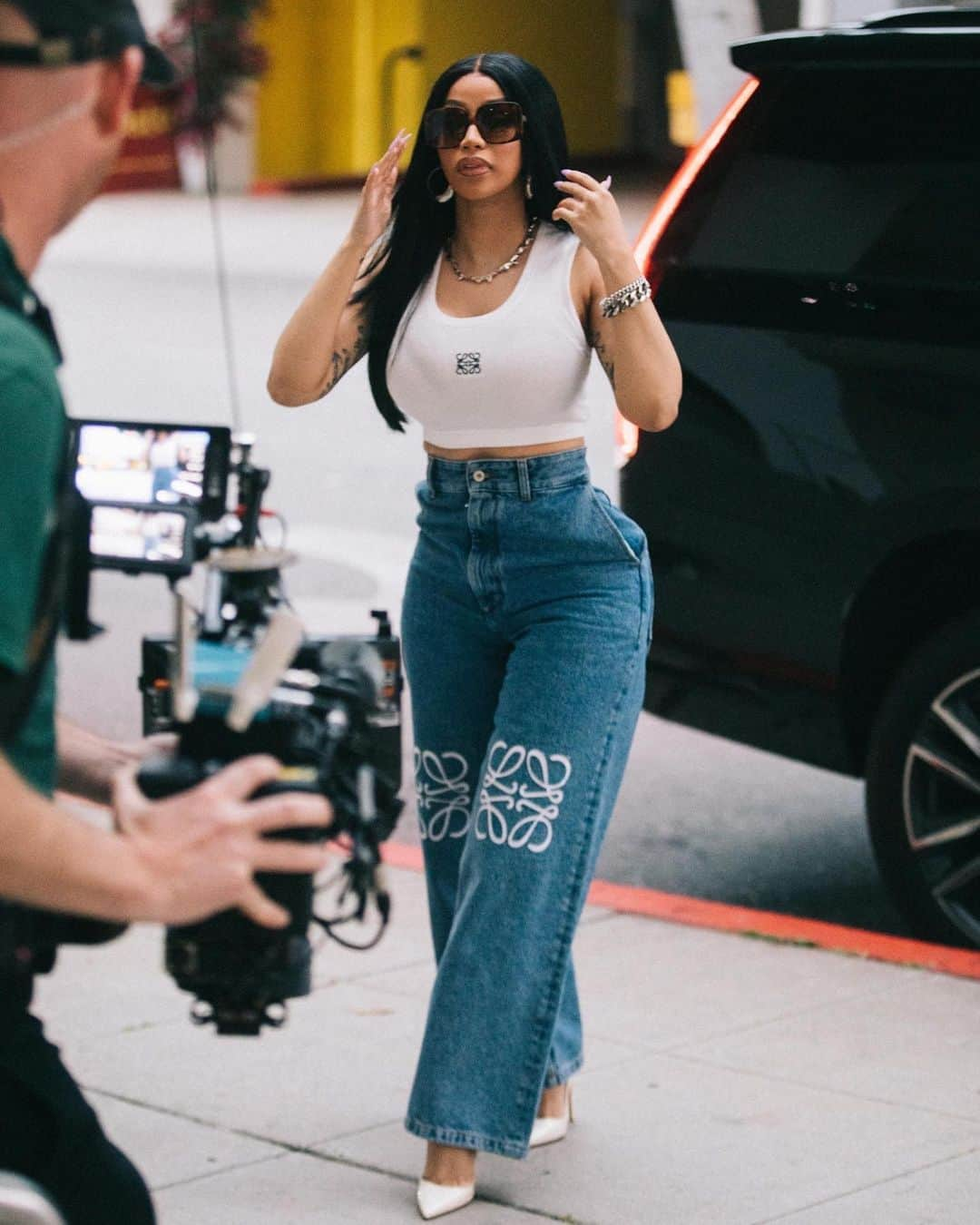 Just Jaredさんのインスタグラム写真 - (Just JaredInstagram)「Cardi B really is a style chameleon! After showing off her body in a figure-hugging bodysuit earlier this week, she stepped out today in an effortlessly cool look. We've got all the pics on JustJared.com! #CardiB Photos: Backgrid」5月26日 11時53分 - justjared