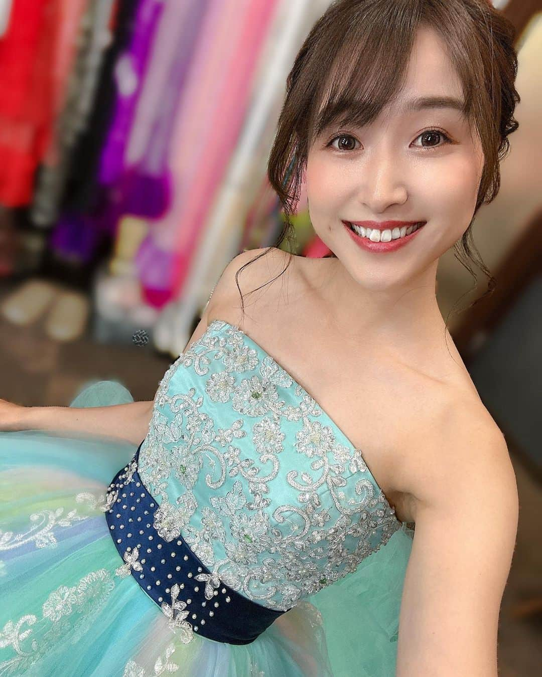 岩本恵美加のインスタグラム：「𓇠  先日のKスタジオさんでの衣装撮り📷 この日は25着くらい着せていただきました✨ 楽しかったな🫧ありがとうございました😊 @k_studio_photo  @k_studio_minami  @k_studio_kusanagi   　　 早着替えだからいつも最初の衣装だけ 自分の携帯で撮るんだけど、 今回はどーしても撮りたい！って お願いして途中撮ってもらった 色打掛が最後に🤭💭  　　 シンプルから個性的なお衣装までそろう Kスタジオ  優しく温かなスタッフさんたちが 素敵に仕上げて下さいます🥰  お写真はぜひKスタジオで🤍ᐝ  　　  ﹊ ﹊ ﹊ ﹊ ﹊ ﹊ ﹊ ﹊ ﹊ ﹊ ﹊ ﹊­­ ﹊ ﹊ ﹊ ﹊­­ #七五三撮影 #ブライダル撮影 #成人式前撮り  #ブライダルモデル #色打掛前撮り #結婚式前撮り  #写真館 #フォトウエディング」