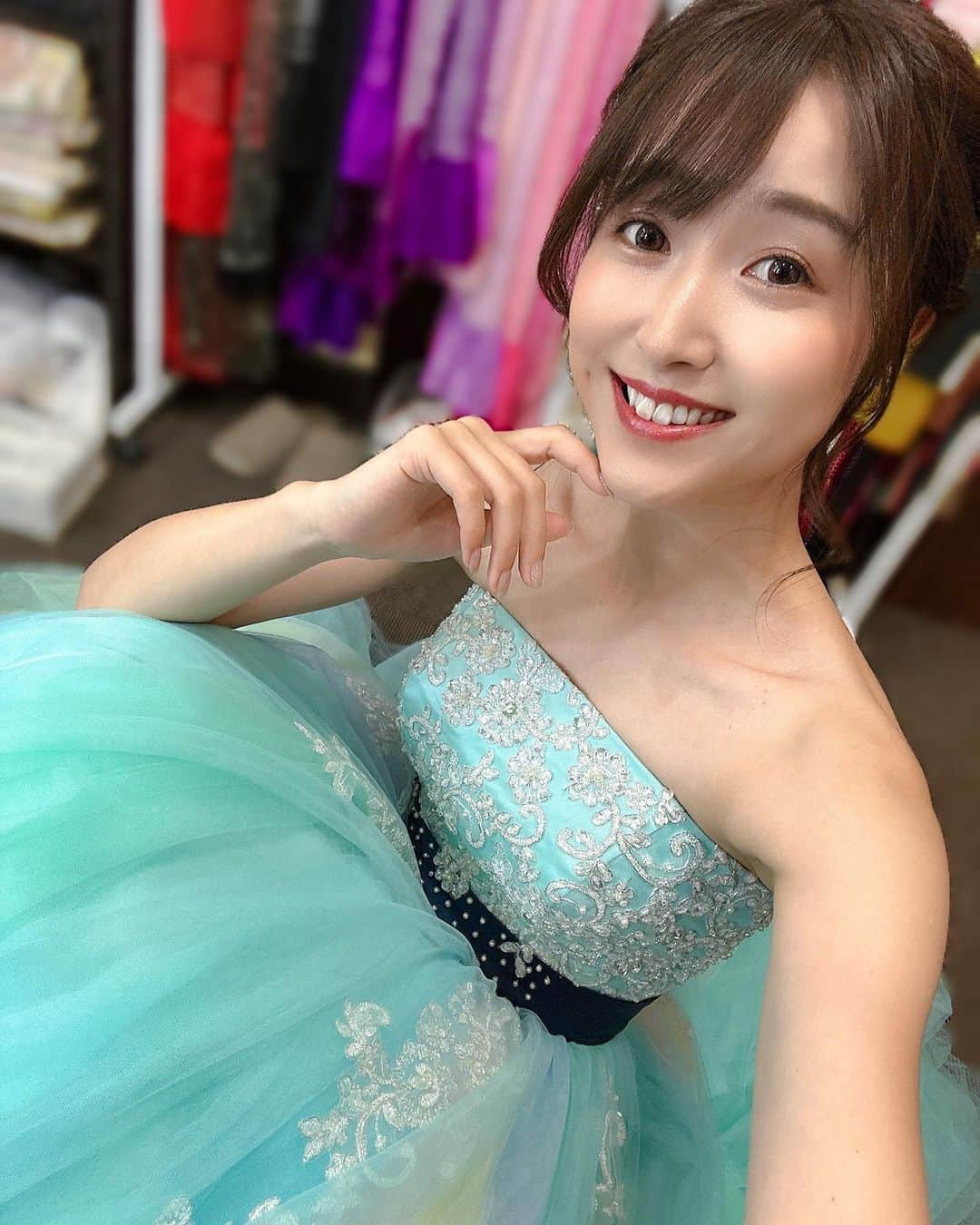 岩本恵美加さんのインスタグラム写真 - (岩本恵美加Instagram)「𓇠  先日のKスタジオさんでの衣装撮り📷 この日は25着くらい着せていただきました✨ 楽しかったな🫧ありがとうございました😊 @k_studio_photo  @k_studio_minami  @k_studio_kusanagi   　　 早着替えだからいつも最初の衣装だけ 自分の携帯で撮るんだけど、 今回はどーしても撮りたい！って お願いして途中撮ってもらった 色打掛が最後に🤭💭  　　 シンプルから個性的なお衣装までそろう Kスタジオ  優しく温かなスタッフさんたちが 素敵に仕上げて下さいます🥰  お写真はぜひKスタジオで🤍ᐝ  　　  ﹊ ﹊ ﹊ ﹊ ﹊ ﹊ ﹊ ﹊ ﹊ ﹊ ﹊ ﹊­­ ﹊ ﹊ ﹊ ﹊­­ #七五三撮影 #ブライダル撮影 #成人式前撮り  #ブライダルモデル #色打掛前撮り #結婚式前撮り  #写真館 #フォトウエディング」5月26日 11時53分 - emk_iwmt