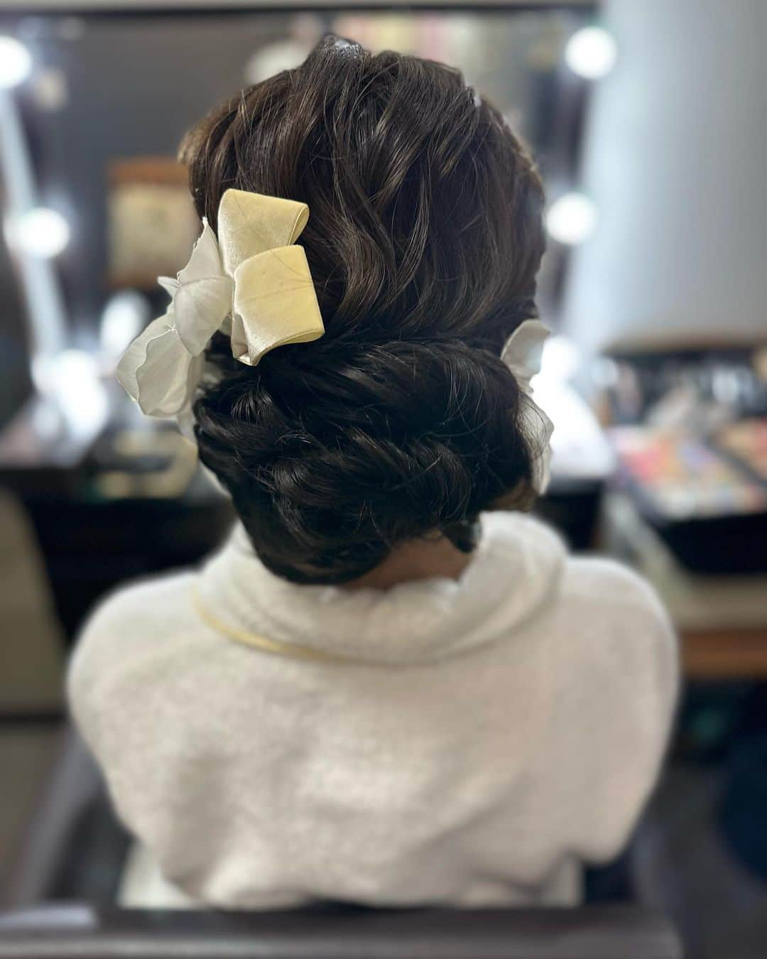 岩本恵美加さんのインスタグラム写真 - (岩本恵美加Instagram)「𓇠  先日のKスタジオさんでの衣装撮り📷 この日は25着くらい着せていただきました✨ 楽しかったな🫧ありがとうございました😊 @k_studio_photo  @k_studio_minami  @k_studio_kusanagi   　　 早着替えだからいつも最初の衣装だけ 自分の携帯で撮るんだけど、 今回はどーしても撮りたい！って お願いして途中撮ってもらった 色打掛が最後に🤭💭  　　 シンプルから個性的なお衣装までそろう Kスタジオ  優しく温かなスタッフさんたちが 素敵に仕上げて下さいます🥰  お写真はぜひKスタジオで🤍ᐝ  　　  ﹊ ﹊ ﹊ ﹊ ﹊ ﹊ ﹊ ﹊ ﹊ ﹊ ﹊ ﹊­­ ﹊ ﹊ ﹊ ﹊­­ #七五三撮影 #ブライダル撮影 #成人式前撮り  #ブライダルモデル #色打掛前撮り #結婚式前撮り  #写真館 #フォトウエディング」5月26日 11時53分 - emk_iwmt