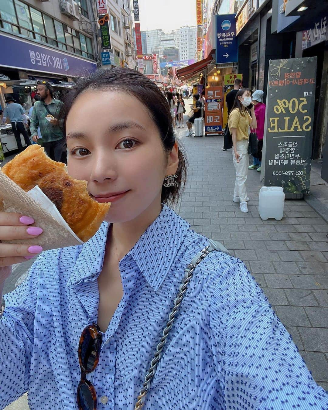 村上瑠美奈さんのインスタグラム写真 - (村上瑠美奈Instagram)「南大門の人気のホットクを食べれた💕  GATE2にある屋台が行列が出来ていていたのでそこにしました！ 後から調べたらここが一番人気のお店だったようでラッキー  できたてアツアツで黒蜜が中に入っていて美味しかったよ😆  実はホットクの屋台を探すのに30分くらい歩き回ってようやく見つけたんだけど あれ、わたしそんなに食いしん坊だったっけ😂笑  #ソウルグルメ #韓国市場#南大門市場 #南大門ホットク#韓国旅行」5月26日 11時55分 - ruminamurakami