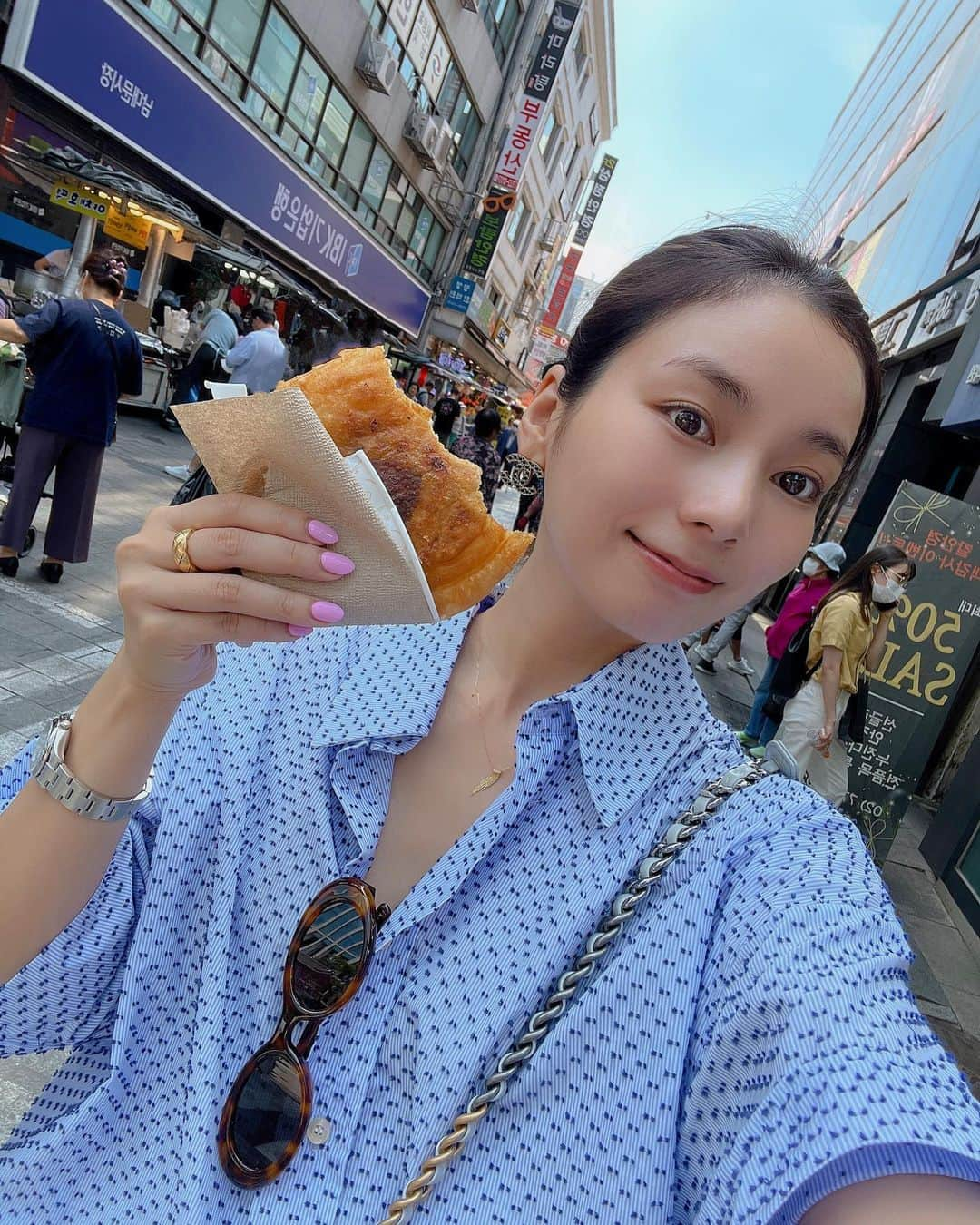 村上瑠美奈さんのインスタグラム写真 - (村上瑠美奈Instagram)「南大門の人気のホットクを食べれた💕  GATE2にある屋台が行列が出来ていていたのでそこにしました！ 後から調べたらここが一番人気のお店だったようでラッキー  できたてアツアツで黒蜜が中に入っていて美味しかったよ😆  実はホットクの屋台を探すのに30分くらい歩き回ってようやく見つけたんだけど あれ、わたしそんなに食いしん坊だったっけ😂笑  #ソウルグルメ #韓国市場#南大門市場 #南大門ホットク#韓国旅行」5月26日 11時55分 - ruminamurakami