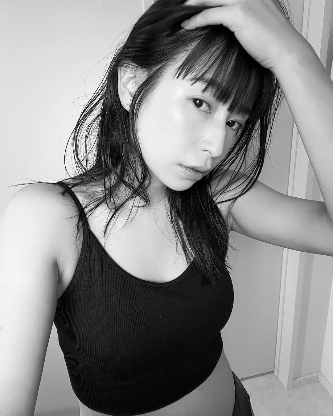 佐藤有里さんのインスタグラム写真 - (佐藤有里Instagram)「最近はできるだけメイクを薄く、薄く... を意識して、前よりシャドーのカラーも淡い色に。 ラインはもちろんなし マスカラもさらっと1度塗りくらいにとどめて、 なんともまぁ眠たそうな顔に仕上げている🥱笑 . . それより何よりこのUNIQLOのブラトップが優秀すぎて、5着まとめ買い🤢(感謝祭前にﾁｸｼｮｳ！笑) 形綺麗だしストレスフリーでおすすめよん✌️ . . #ユニクロ購入品  #シームレスハーフブラキャミソール」5月26日 11時59分 - yuri_212