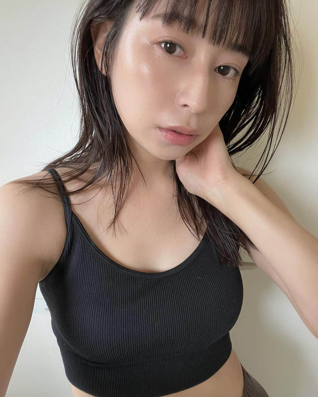 佐藤有里さんのインスタグラム写真 - (佐藤有里Instagram)「最近はできるだけメイクを薄く、薄く... を意識して、前よりシャドーのカラーも淡い色に。 ラインはもちろんなし マスカラもさらっと1度塗りくらいにとどめて、 なんともまぁ眠たそうな顔に仕上げている🥱笑 . . それより何よりこのUNIQLOのブラトップが優秀すぎて、5着まとめ買い🤢(感謝祭前にﾁｸｼｮｳ！笑) 形綺麗だしストレスフリーでおすすめよん✌️ . . #ユニクロ購入品  #シームレスハーフブラキャミソール」5月26日 11時59分 - yuri_212