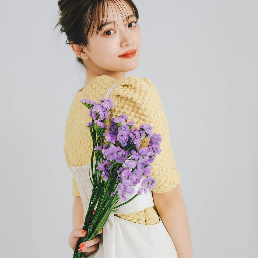 NATURAL BEAUTY BASICのインスタグラム：「LIMITED EDITION  Healthy Feminine ～2023 Early Summer～ Meets.Karin Takubo  田久保夏鈴さんがドラマチックに着こなす初夏の新作をデリバリー。 さりげないカットアウトや、シアー素材のリラクシーな肌見せに、 レディ感はしっかりキープしつつもコンフォートなシルエット… この季節にジャストな“ヘルシーフェミニン”クローズをラインナップ。  まろやかなイエロー＆キャミワンピの カットアウトで感度の高さをアピール  ■ポップコーンラウンドＴ ¥6,490 tax in size:FR color:クロ/イエロー/ピンク #0173260630  ■カットアウトキャミワンピース ¥11,990 tax in size:M/PS color:クロ/アイボリー #0173240631  サイドのカットアウトやナローなシルエットが キャッチーなキャミワンピースに、 イエローカラーのカットソーのレイヤードで フレッシュな華やぎをプラス。  カットソーはトレンドのぽこぽことしたふくれ素材を採用。 シンプルながらも着映え感抜群の1枚です。  ---------------------------------------  現在公式オンラインサイトにて プレオーダー受付中✨  6/2(金)～店頭販売スタートとなります。  ＜取り扱い店舗・オンラインストア＞ 札幌ステラプレイス エスパル仙台 ルミネ大宮 ルミネ池袋 ルミネ荻窪 新宿ミロード 銀座インズ ラゾーナ川崎 ジョイナス タカシマヤゲートタワーモール 阪急三番街 ルクア大阪 京都ポルタ 天神地下街 NBB公式オンラインストア（SANEI bd ONLINE)  #田久保夏鈴 さん #LIMITEDEDITION #限定商品 #限定 #予約 #プレオーダー #ワンピース #グリーンワンピ #カラーワンピース #お出かけコーデ #肌見せ #オフィスコーデ #オフィスカジュアル #通勤コーデ #大人可愛い #春コーデ #カラーコーデ  #着回しコーデ #きれいめカジュアル #ベーシックコーデ #ベーシック #ナチュラルコーデ #トレンドスタイル #シンプルコーデ #ナチュラルビューティーベーシック #naturalbeautybasic」