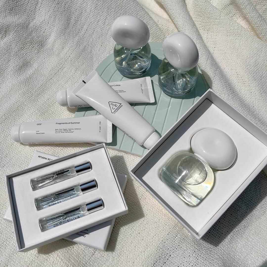 STYLENANDAのインスタグラム：「. 【本日新発売】EAU DE PARFUM & HAND CREAM🌿🤍 . ⚪️ EAU DE PARFUM 持続力もありつつ、強すぎない香り. 香り選びに迷う方は3種類全てが入ったミニキットがおすすめ⭐️ . ⚪️ HAND CREAM なめらかで軽いテクスチャー. なのにしっかり潤いを与えてくれるので、特有のべたつきが苦手な方にも最適 \♡/ ＿＿＿＿＿＿＿＿＿＿＿＿＿＿＿＿ 001 WHERE DAYS COLLIDE  002 FRAGMENTS OF SUMMER  003 UNFAMILIAR JOURNEY ￣￣￣￣￣￣￣￣￣￣￣￣￣￣￣￣ お問い合わせ： STYLENANDA HARAJUKU 東京都渋谷区神宮前1-6-9 03-6721-1612 opening hour 11:30 - 19:30 . #3CE #3CESTYLENANDA #STYLENANDAHARAJUKU #スリーシーイー #スタイルナンダ原宿 #原宿 #韓国コスメ #韓国ファッション #フレグランス #オードパルファム #ハンドクリーム #ハンドケア」
