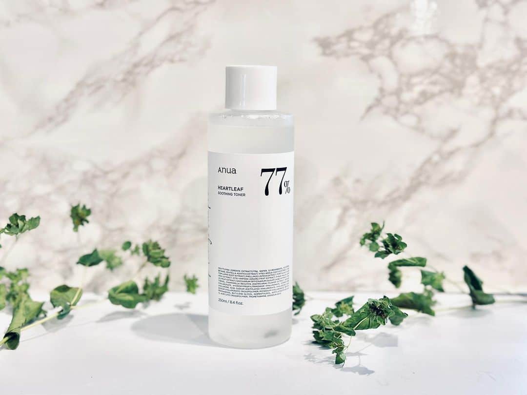 TONEAYUのインスタグラム：「新しくした、夜用化粧水✨ ⁡ WWD化粧水部門1位、Qoo10化粧水部門1位、オリーブヤング化粧水部門1位を獲得し、受賞した、ドクダミ77% スージングトナー 🌙 ⁡ 累計販売個数が200万本を突破した、Anuaのベストセラー商品👍 ⁡ 肌を健やかに整えるドクダミエキスを77%配合🌱 ⁡ 敏感肌の方も安心して使える、パッチテストを完了した低刺激な化粧水。 ⁡ 軽やかなとろみテクスチャーで、使用感はかなりさっぱりしています✨ ⁡ 使い始めてから、肌トラブルも減りました~😆 ⁡ 夏におすすめの化粧水です✨ ⁡ #PR #アヌア #anua #スキンケア #韓国スキンケア #ドクダミ77%スージングトナー #ドクダミ化粧水 #ベスコス #メガ割おすすめ #Qoo10メガ割 #韓国コスメ #韓国スキンケア ⁡ @anua.jp @anua_japan_review @anua_japan_bestreview」