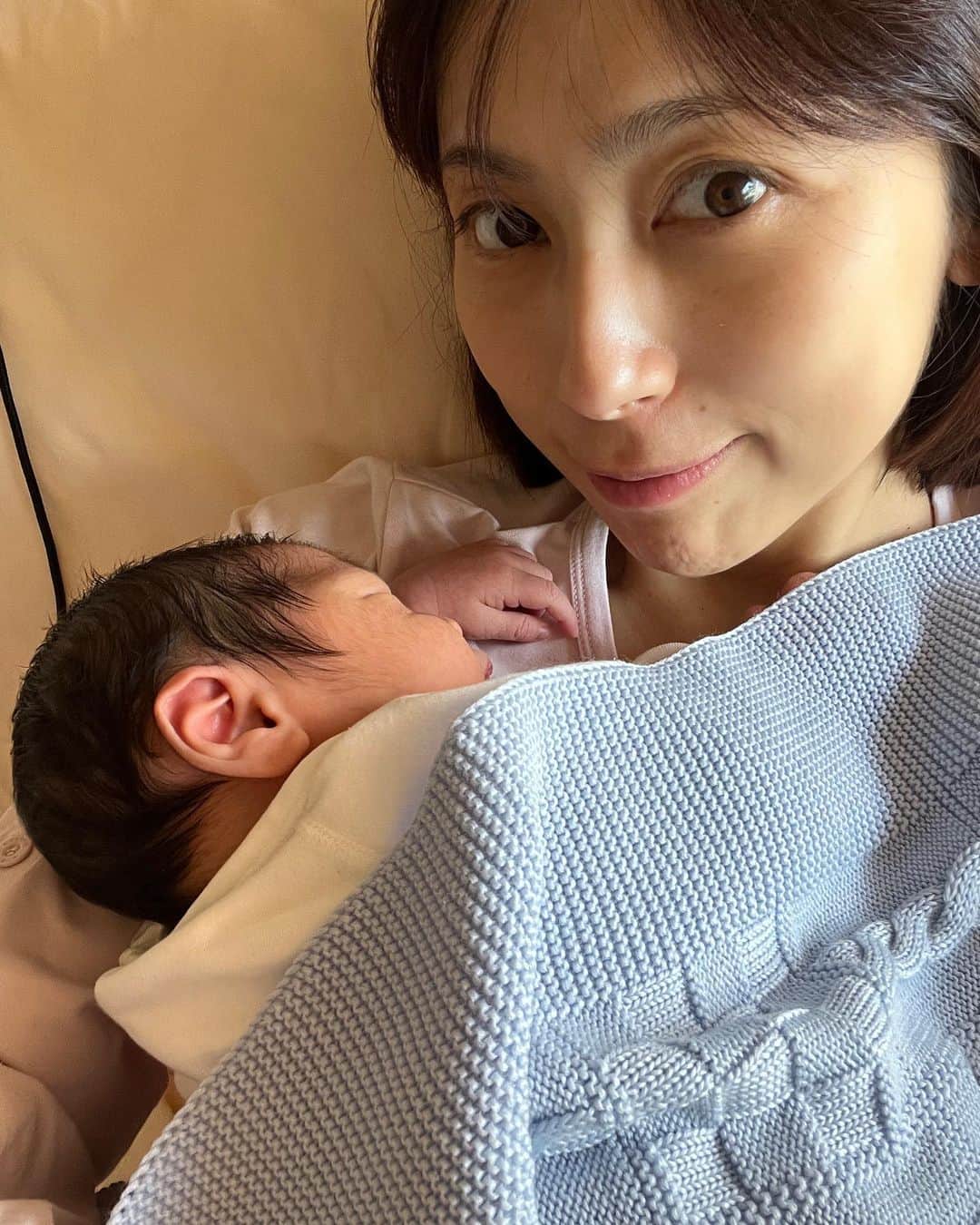 のインスタグラム：「ゲップをなかなかしてくれずそのまま寝てしまった次男w まだ新生児の甘〜い匂いがします🫰🏻✨  皆さん、温かいお言葉をたくさんありがとうございます🥹✨ (コメントやDMにお返事ができていませんが、全て読んでいます🫶🏻)  退院後は、お七夜をお祝いしたりニューボーンフォトを撮ったり…家でのんびりしながらやるべきことを一つずつゆっくりやっている毎日です😊  それにしても、、、二人育児って想像以上に大変ですね〜🫣🥹🤣笑 まだまだペースがつかめません🤪  #ありがとう #二人育児奮闘中」