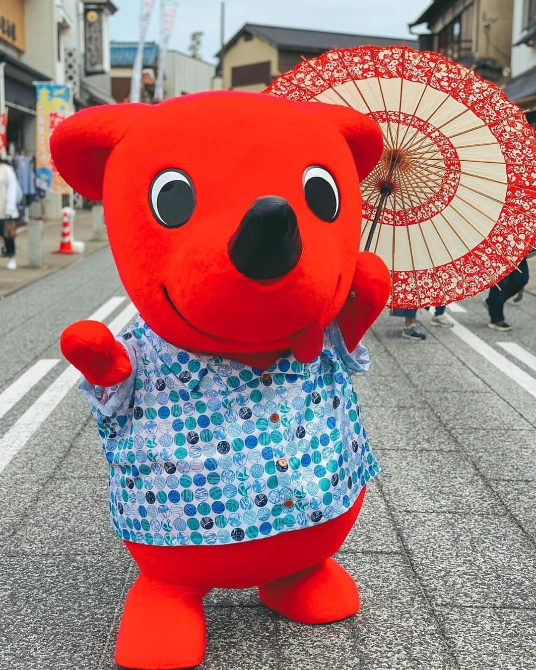 チーバくんのインスタグラム：「成田山で行われた 『ご当地キャラ成田詣2023』 に参加してきたよ✨☝️  和傘を持ってパレードしたんだ！⛱ たくさんの人に会えて楽しい１日だったよ！  #千葉県#千葉#チーバ#chiba#チーバくん#マスコットキャラクター#成田詣#ご当地キャラ成田詣2023成田詣2023」