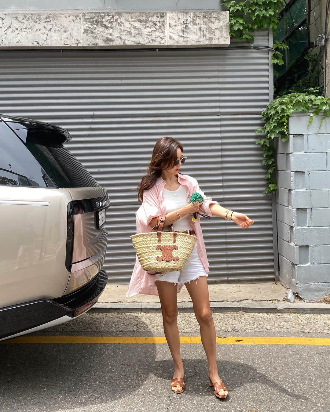 キム・ジュニさんのインスタグラム写真 - (キム・ジュニInstagram)「현재 인기순위! 인디고-블랙-아이스-화이트 순입니다! 하지만 중요한건 각 순위마다 수량 차이가 거의 없이 비슷비슷하게 빠지고 있다는거에요!  최장기간 스테디셀러인 녀석이라  주문속도 역시 엄청 납니다 ㅎㅎ  1차는 오늘 안에 품절될듯 하니 빠른 배송을 위해 빠른 선점 부탁드려요!!  또 하나!! 배송일정 공지는 아주 넉넉하게 잡아 고지해드린거라 배송일정보다 빠르게 배송 될수도 있는점 참고해주세요!  오늘도 너무 김사드려요! 점심 맛있게 드세요!!  #어버브 #머스트해브데님반바지」5月26日 12時01分 - evajunie