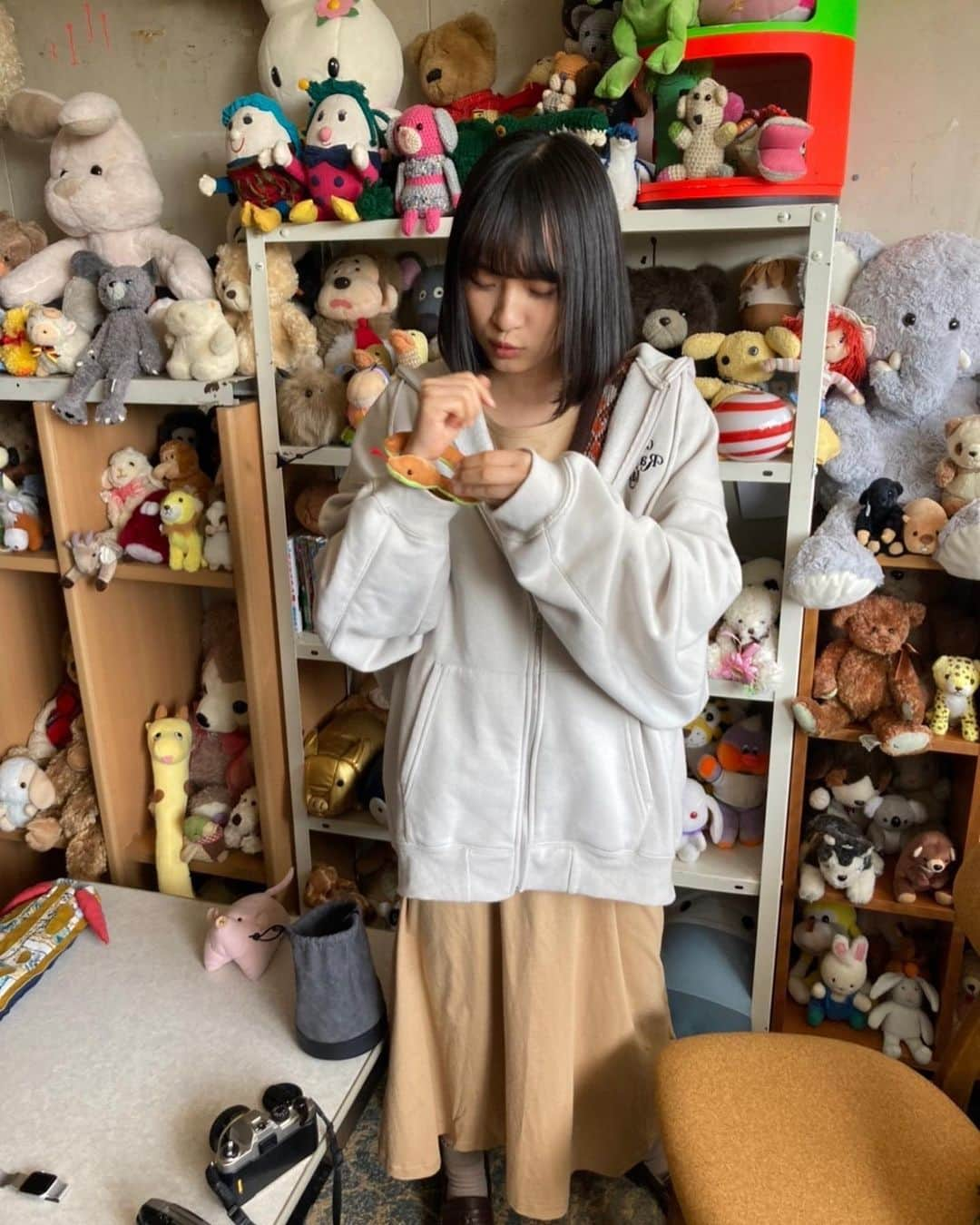 上大迫祐希のインスタグラム：「へびさんがうまく巻きついてくれない私🐍  映画『ぬいぐるみとしゃべる人はやさしい』  鹿児島 天文館シネマパラダイス 5月26日〜6月1日の上映スケジュールはこちら🧸  5月26日(金) 18:50〜 5月27日(土) 17:45〜 5月28日(日) 18:50〜 5月29日(月) 18:50〜 5月30日(火) 18:50〜 5月31日(水) 18:50〜 6月  1日(日) 18:50〜  天パラでは"藤尾カメラパネル展"もございます📷  そしてそして、新宿武蔵野館でのロングラン上映も、6月1日(木)でおしまいのようです。 この週末、ぬいしゃべ時間を過ごしてもらえると嬉しいです。  各地でご鑑賞くださる皆さま、よろしくお願いします！  #ぬいぐるみとしゃべる人はやさしい #ぬいしゃべ #藤尾カメラ」