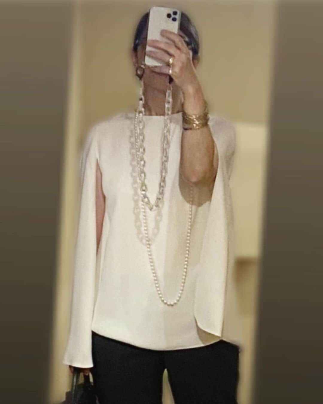 松本孝美さんのインスタグラム写真 - (松本孝美Instagram)「ケープ好き  先日、八芳園でのイベントで 久しぶりに着用した白のケープブラウス  これを着て、以前雑誌に載ったなぁと 探したらありました 2019年のHERS 「わたしの今を肯定してくれる服」 という特集ページ　 なんと偶然にもイベントに誘ってくれた 金沢さん @yukiko210 のページでした  読んでみると この頃はグレイヘアがまだ白黒モノトーンだけだと思っていたみたい ハイライトでトーンを上げて加齢による肌のくすみをカバーしています、とのこと　 この2年後には白黒じゃない #新しいグレイヘア( #脱白髪染めハイライト )に突入しているわけですが  そして、今の白髪込みのカラーの方が 肌にも馴染み、コットン以外の白い服との相性が良くなったように感じています  この特集に写っているあとの二着  ひとつは以前UPした1998年の #nicolasghesquiere のバレンシアガ  もうひとつはZARAで こちらはジャケットタイプ こちらもHERSで着たはず、と 探したら2016年の「孝美暮らし」で 着ていました  ケープタイプは二の腕が目立たなくて良いんですよね そして、更年期で腕に袖がまとわりつくのがなんかイヤ(わかる方います？)にもおすすめ  数年前にあるイベントに行ったら プレスの方数人がこのジャケットを 着ていたのでビックリしました  きちんと感もあり、おしゃれに見える 便利アイテムなんです  なにより、更年期の味方にもなる！  ZARAのは定番で売っていたような覚えがあったので、オンラインを見てみたら今は白が販売されていました もちろんポチりました！  #t_mimi_fashion  #t_mimi_healthtopic   #ラブマントケープポンチョ  #ずっと好きなもの#ケープ#ケープブラウス#ケープジャケット#ファッション#更年期#大人の地毛ハイライト#グレイヘア#valentino#balenciaga#balenciagabynicolasghesquiere#zara#fashion」5月26日 12時24分 - t_mimi1414