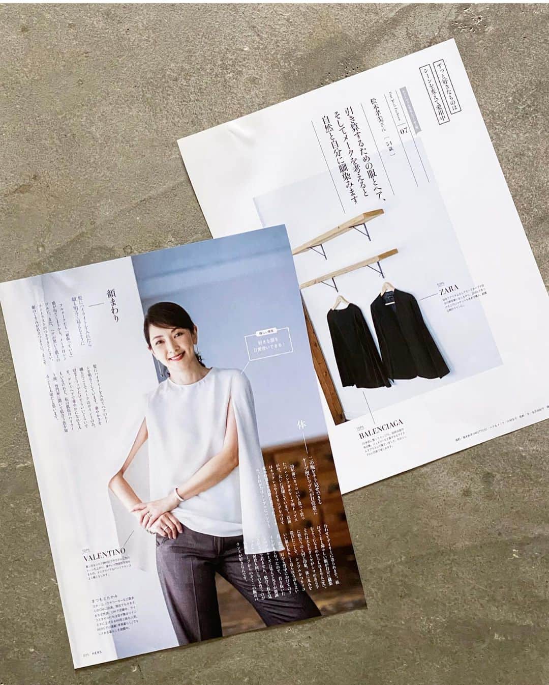松本孝美さんのインスタグラム写真 - (松本孝美Instagram)「ケープ好き  先日、八芳園でのイベントで 久しぶりに着用した白のケープブラウス  これを着て、以前雑誌に載ったなぁと 探したらありました 2019年のHERS 「わたしの今を肯定してくれる服」 という特集ページ　 なんと偶然にもイベントに誘ってくれた 金沢さん @yukiko210 のページでした  読んでみると この頃はグレイヘアがまだ白黒モノトーンだけだと思っていたみたい ハイライトでトーンを上げて加齢による肌のくすみをカバーしています、とのこと　 この2年後には白黒じゃない #新しいグレイヘア( #脱白髪染めハイライト )に突入しているわけですが  そして、今の白髪込みのカラーの方が 肌にも馴染み、コットン以外の白い服との相性が良くなったように感じています  この特集に写っているあとの二着  ひとつは以前UPした1998年の #nicolasghesquiere のバレンシアガ  もうひとつはZARAで こちらはジャケットタイプ こちらもHERSで着たはず、と 探したら2016年の「孝美暮らし」で 着ていました  ケープタイプは二の腕が目立たなくて良いんですよね そして、更年期で腕に袖がまとわりつくのがなんかイヤ(わかる方います？)にもおすすめ  数年前にあるイベントに行ったら プレスの方数人がこのジャケットを 着ていたのでビックリしました  きちんと感もあり、おしゃれに見える 便利アイテムなんです  なにより、更年期の味方にもなる！  ZARAのは定番で売っていたような覚えがあったので、オンラインを見てみたら今は白が販売されていました もちろんポチりました！  #t_mimi_fashion  #t_mimi_healthtopic   #ラブマントケープポンチョ  #ずっと好きなもの#ケープ#ケープブラウス#ケープジャケット#ファッション#更年期#大人の地毛ハイライト#グレイヘア#valentino#balenciaga#balenciagabynicolasghesquiere#zara#fashion」5月26日 12時24分 - t_mimi1414