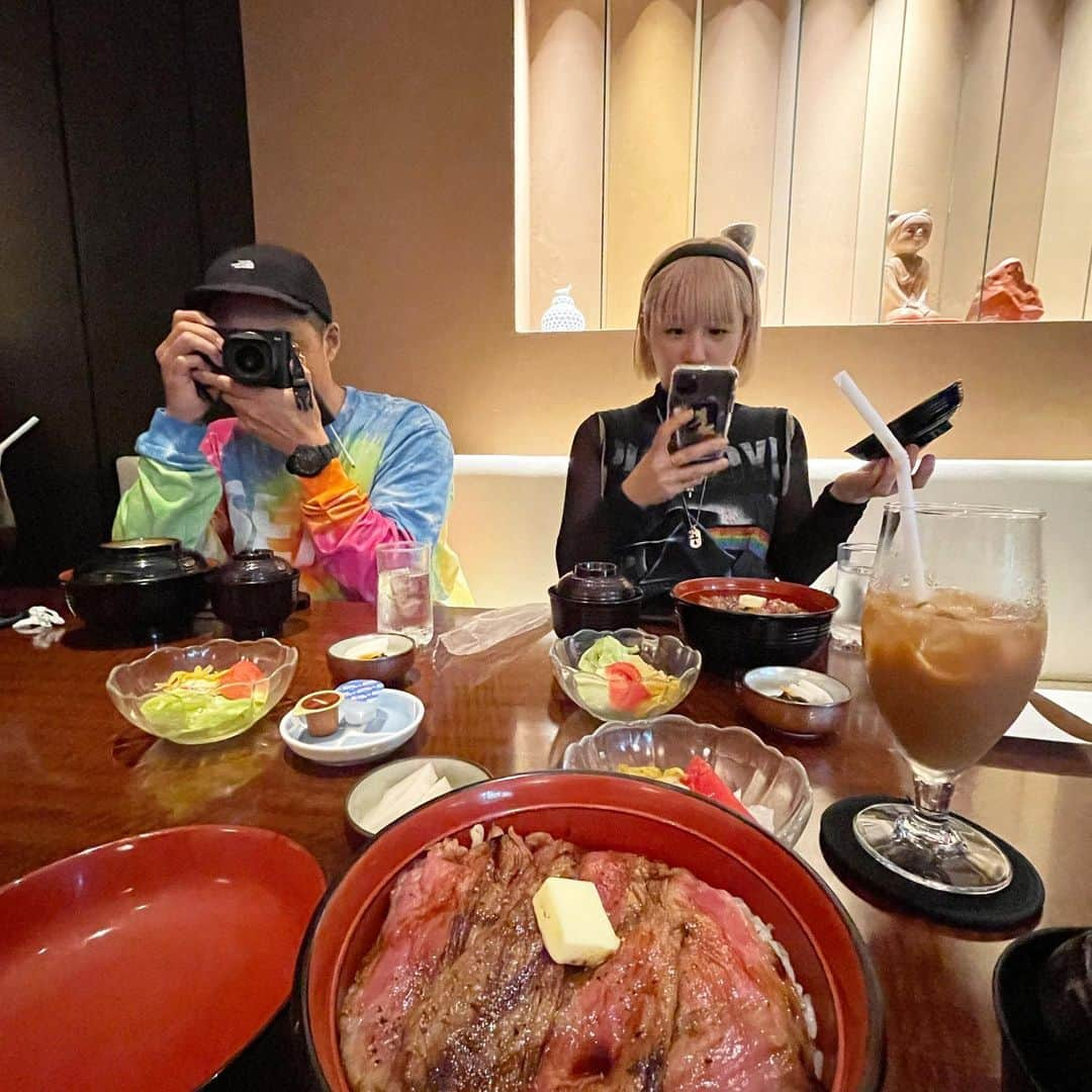 乾雅人さんのインスタグラム写真 - (乾雅人Instagram)「にっぽんの洋食 津つ井@赤坂 ビフテキ丼¥3,200 ランチにしてはかなりお高いが幸せ度がハンパないので津つ井に行くなら必食だろ。 サウナ界のミシュラン「サウナシュラン」選出 高知サウナ・グリンピアのオーナー @sauna_owner と女将さん @eri.tsuneishi が上京されたのでご一緒に。 ビフテキ丼食べてサウナでぶっ飛ぶ、最高です。 4枚目、完全にととのった私の顔でご確認ください。 ありがとうございました。」5月26日 12時15分 - inuimasato