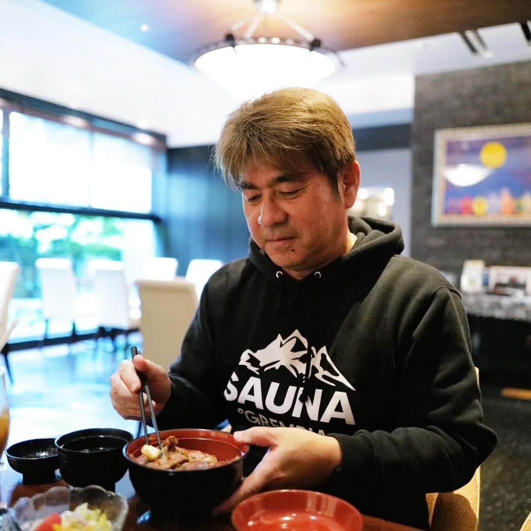 乾雅人さんのインスタグラム写真 - (乾雅人Instagram)「にっぽんの洋食 津つ井@赤坂 ビフテキ丼¥3,200 ランチにしてはかなりお高いが幸せ度がハンパないので津つ井に行くなら必食だろ。 サウナ界のミシュラン「サウナシュラン」選出 高知サウナ・グリンピアのオーナー @sauna_owner と女将さん @eri.tsuneishi が上京されたのでご一緒に。 ビフテキ丼食べてサウナでぶっ飛ぶ、最高です。 4枚目、完全にととのった私の顔でご確認ください。 ありがとうございました。」5月26日 12時15分 - inuimasato