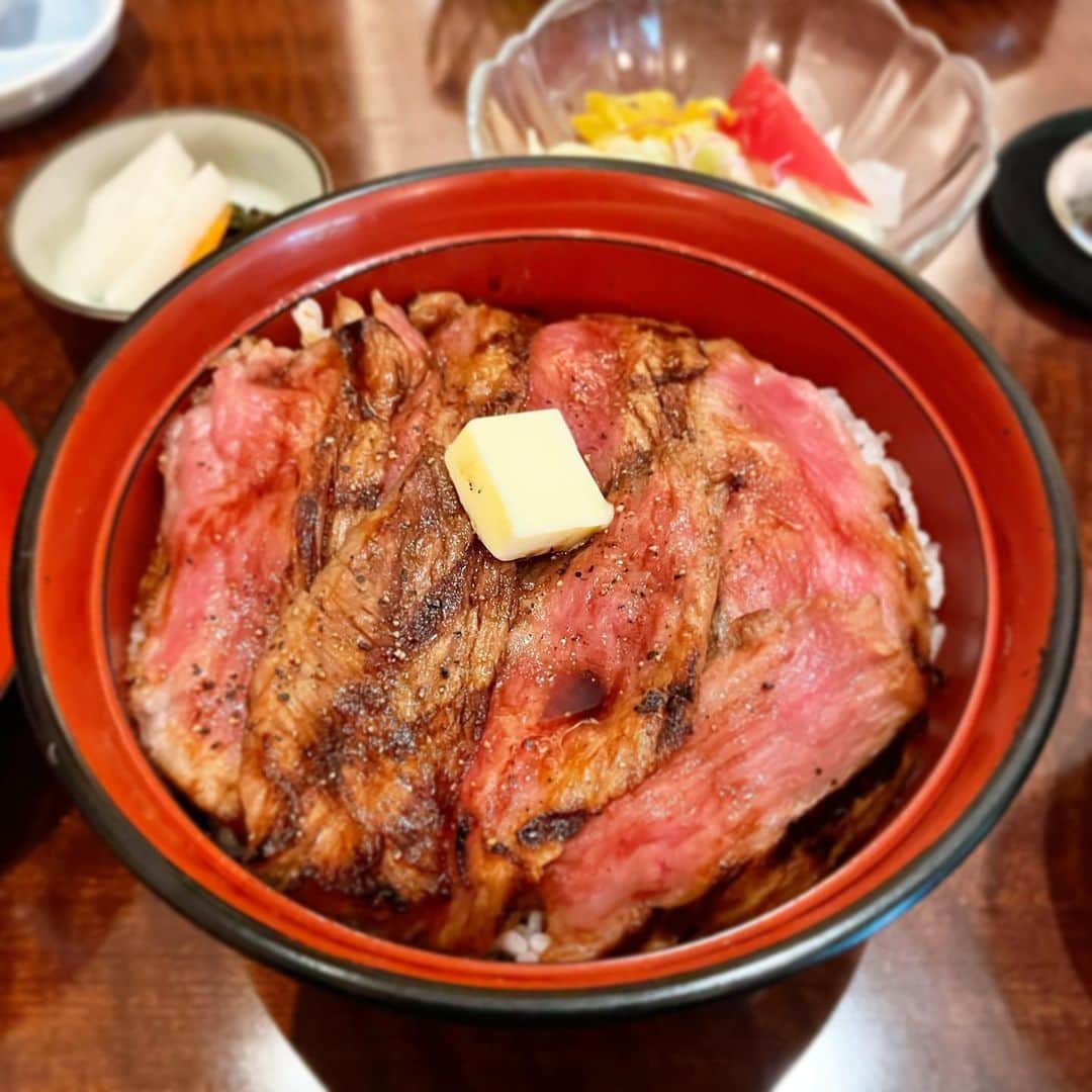 乾雅人のインスタグラム：「にっぽんの洋食 津つ井@赤坂 ビフテキ丼¥3,200 ランチにしてはかなりお高いが幸せ度がハンパないので津つ井に行くなら必食だろ。 サウナ界のミシュラン「サウナシュラン」選出 高知サウナ・グリンピアのオーナー @sauna_owner と女将さん @eri.tsuneishi が上京されたのでご一緒に。 ビフテキ丼食べてサウナでぶっ飛ぶ、最高です。 4枚目、完全にととのった私の顔でご確認ください。 ありがとうございました。」
