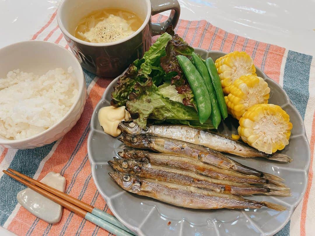 のインスタグラム：「🌽💕 　 すず農園さんの甘々娘、買えたよー🥳✨ 　 　 K-MIX GOOD-TIE!の4月のゲストとして ご出演いただいた生産者のさゆりさん💕 　 番組で存分にすず農園の甘々娘ちゃん達の魅力を お伝えしてもらい お話しを伺っている私もどんどん すず農園さんの甘々娘を食べられる日が 楽しみになっていました🥰 　 で、昨日直売所にサプライズで購入に行くと 完売、というサプライズ🥹笑 　 今日はちゃんと予約して行きました！！！笑 　 甘くて旨味がぎゅっっと詰まってて 水分もたっっぷり✨✨ 「愛情込めて育ててくれたんだよなぁ、 さゆりさん苦手な種植え頑張ってくれたんだよなぁ（笑） ベビーコーンちゃん達がこんなに大きく なったんだなぁぁぁぁ、、」って グッティでお話しを伺ったからこそ より一層おいしく感じました😭 　 そして、 食卓にとうもろこしが並ぶと ぱっと明るくなりますね🥰 　 　 また買いに行きます💕 　 　 ・ ・ @fattoria_suzu  #すず農園#袋井市#袋井農業女子 #甘々娘#とうもろこし #みんな予約がオススメだよ⭐︎」