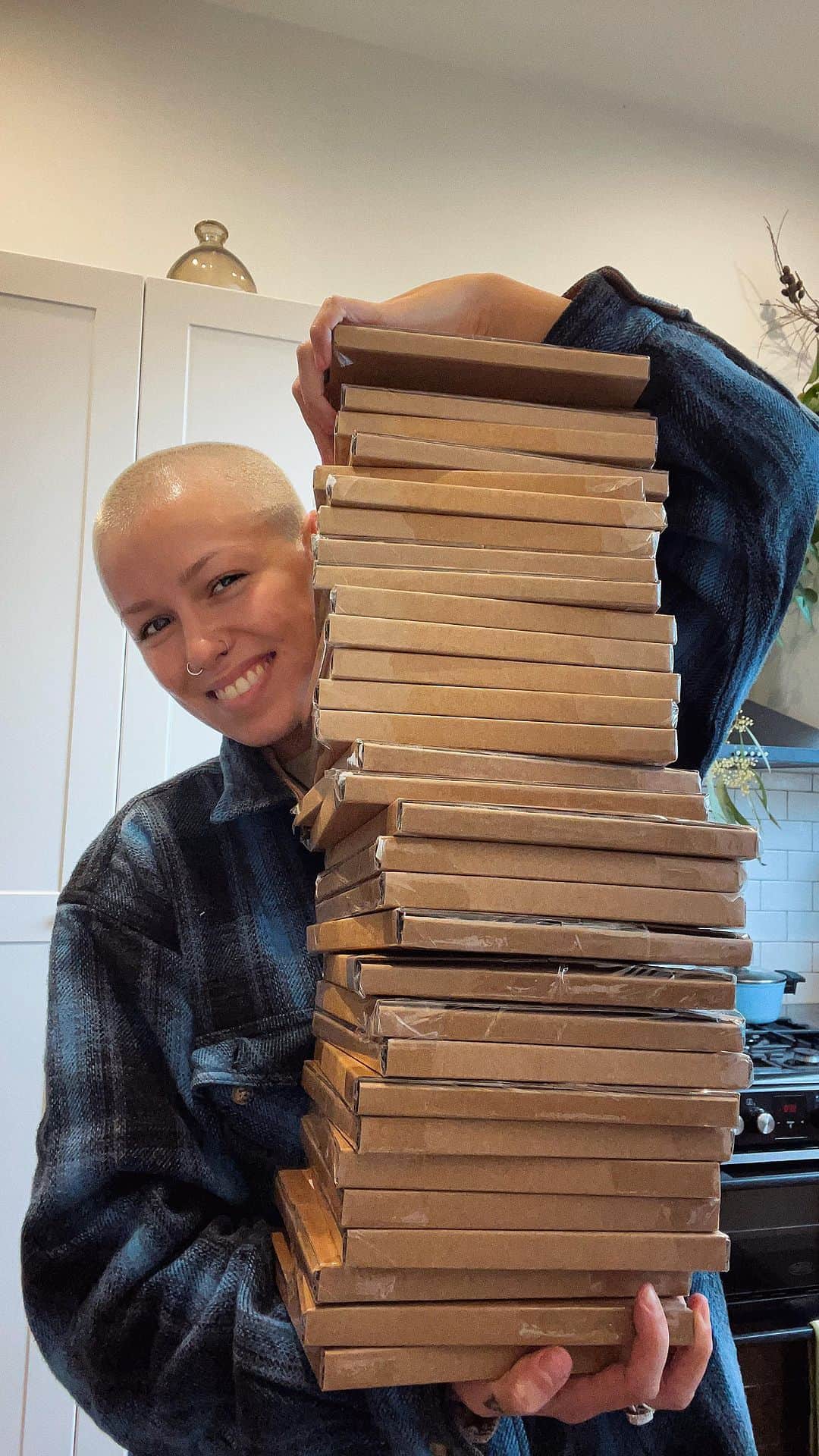 のインスタグラム：「A kitchen sesh for your final orders today 🌿📮 Thank you so much for bringing these records home beautiful souls. These packages are full of love and so is my heart! ✨📦✨ Vinyl will be back online in September but you can still visit Hevenshe.com for merch with free shipping! 🤎」