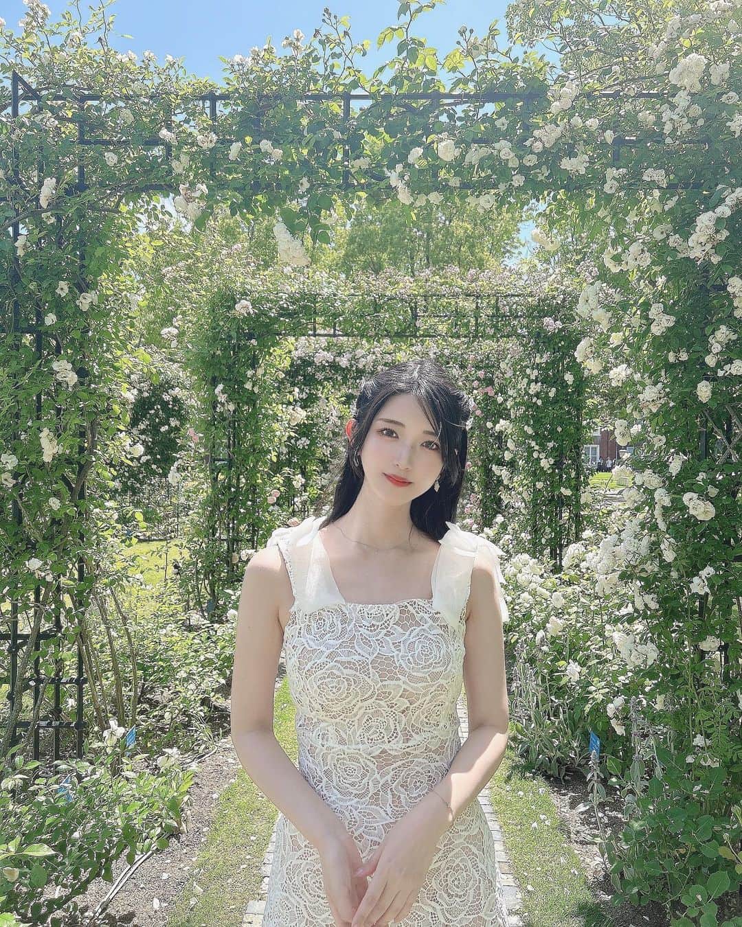 れみぱんのインスタグラム：「このワンピーススタイル良く見えて買って良かった💐」