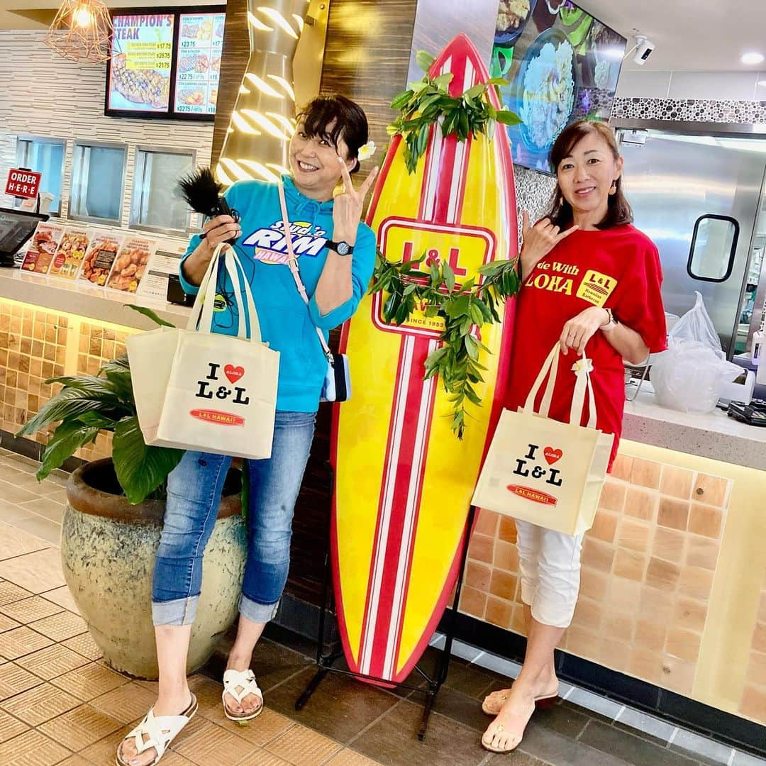 飯島寛子のインスタグラム：「ハワイのプレートランチの老舗  L&L Hawaii がワイキキにオープン！ 場所はthe Royal Hawaiian Center.の Paina Lanai Food Court 2Fだよ。 チキンカツ、ガーリックチキン、BBQチキン、味付け美味しい！ ご飯もマックサラダも美味美味！ 現在はアメリカ本土も含めて213店舗。ハワイ発のハワイテイストのフードは、アメリカ本土でも大人気！ #landlhawaiianbbq #hawaiifood #ハワイプレートランチ #ロコモコ #かルアポーク #ガーリックチキン　#ハワイアンbbq  #ハワイグルメ　#ハワイすきな人と繋がりたい」