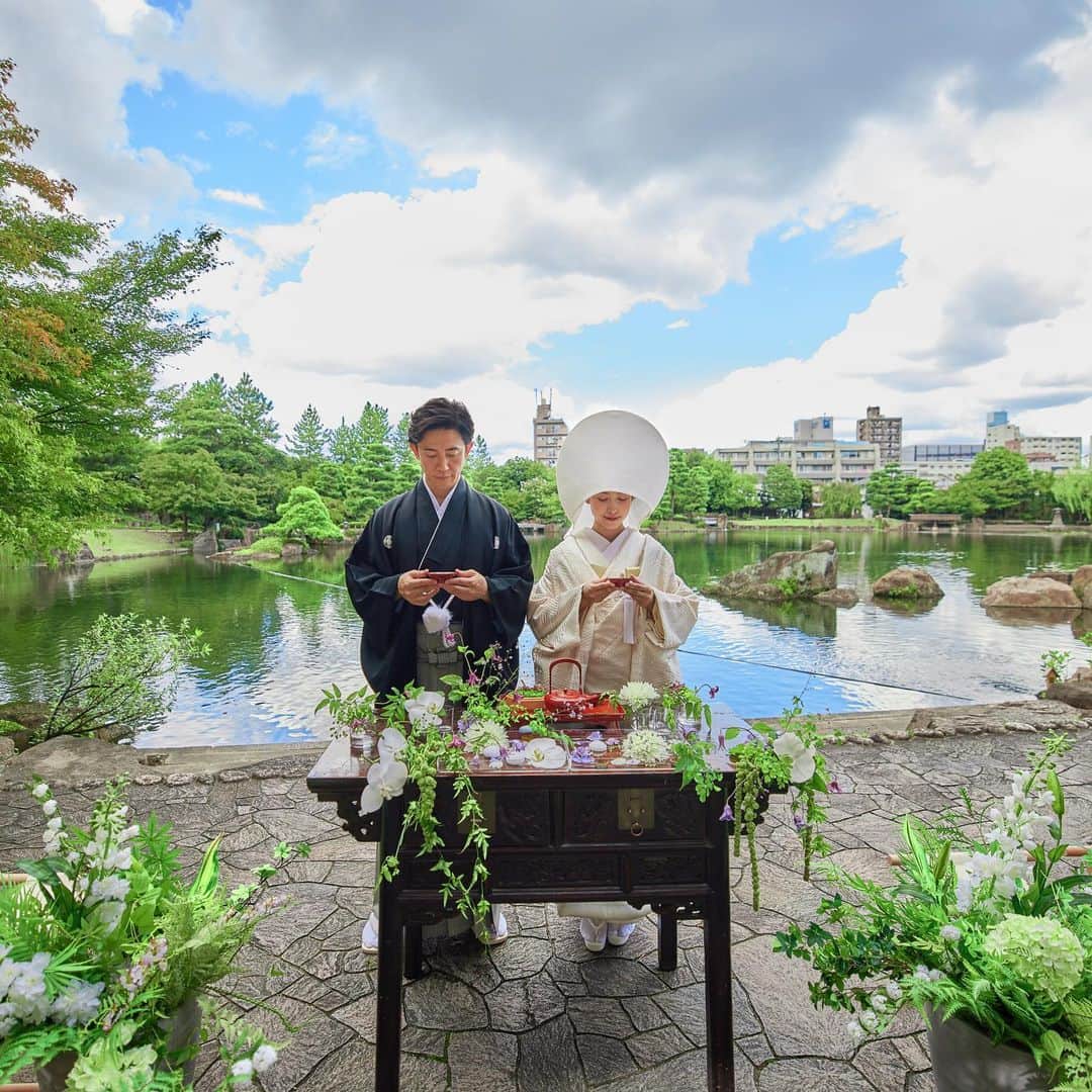 ガーデンレストラン徳川園のインスタグラム：「-wedding report-   徳川園の人前結婚式🌱 青々した緑が新緑の時期ならではです☘️    下のアカウントより⇩ ▶︎徳川園ウェディング @tokugawaen_wedding ▶︎徳川園ウェディングレポート @tokugawaen_wedding_report  #ガーデンレストラン徳川園 #名古屋花嫁 #徳川園花嫁 #徳川園花嫁レポ」