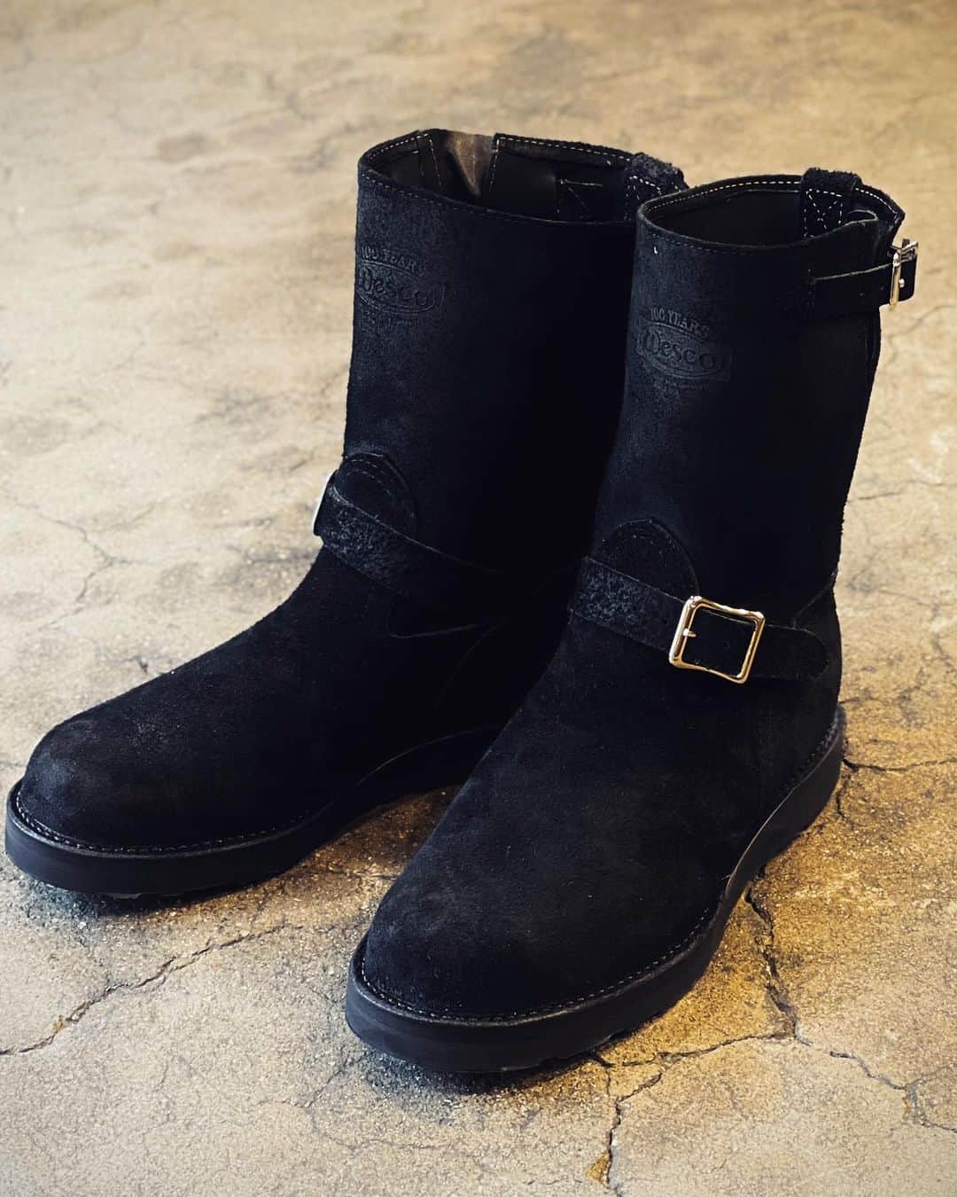 のインスタグラム：「My WESCO! "Black R/O Boss"  先日納品となったバックル以外を全てブラックで統一した"Boss"。 お客さんが長年愛用しているクロムハーツのシルバーアクセサリーとの相性を狙ってカスタムされています。 ウエスコの数あるカスタムの中で決して珍しくないカスタムかもしれませんが、その分飽きのこないお客さんのスタイリングに合わせたブーツに仕立て上げられています。 スタッフブログではさらに詳しく、また着用写真も撮影させて頂きました！ ・ 【Staff Blog】 https://wescojapan.blogspot.com/2023/05/my-wesco-black-ro-boss.html?m=1 ・ @wesco_japan アカウントトップのURLからブログへリンクします。 ・ #westcoastshoecompany #wesco #wescoboots #boss #black #roughout #silver #chromehearts # #since1918 #100YEARS #oregon #portland #scappoose #madeinUSA🇺🇸 #osaka #wescojapan #tokyo #wescoebisu #wescosetagaya」