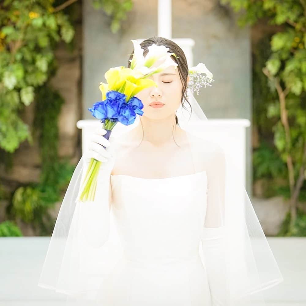 アーカンジェル 迎賓館　仙台のインスタグラム：「. . ‪📸 指名カメラマン 📸 . ご新婦様が 悩んで悩んで出会った 運命の１着 。 . こだわって決めた 素敵なドレス姿が より美しく映えるように 指名カメラマンは 撮影いたします 📸💡 . いつもよりも美しく 素敵なおふたりの姿を 指名カメラマンの撮影技術で さらに素敵に 形に残せると 一生の想い出になります 📔🔖 . . 公式ホームページからのご予約が  １番お得に ご案内可能です 💁🏻‍♀️💒 . . #アーカンジェル迎賓館仙台 #アーカンジェル迎賓館 #テイクアンドギヴニーズ  #tg花嫁 #仙台花嫁  #プレ花嫁 #weddingphoto #ガーデンウェディング  #ナチュラルウェディング #入籍  #仙台結婚式場  #式場探し」