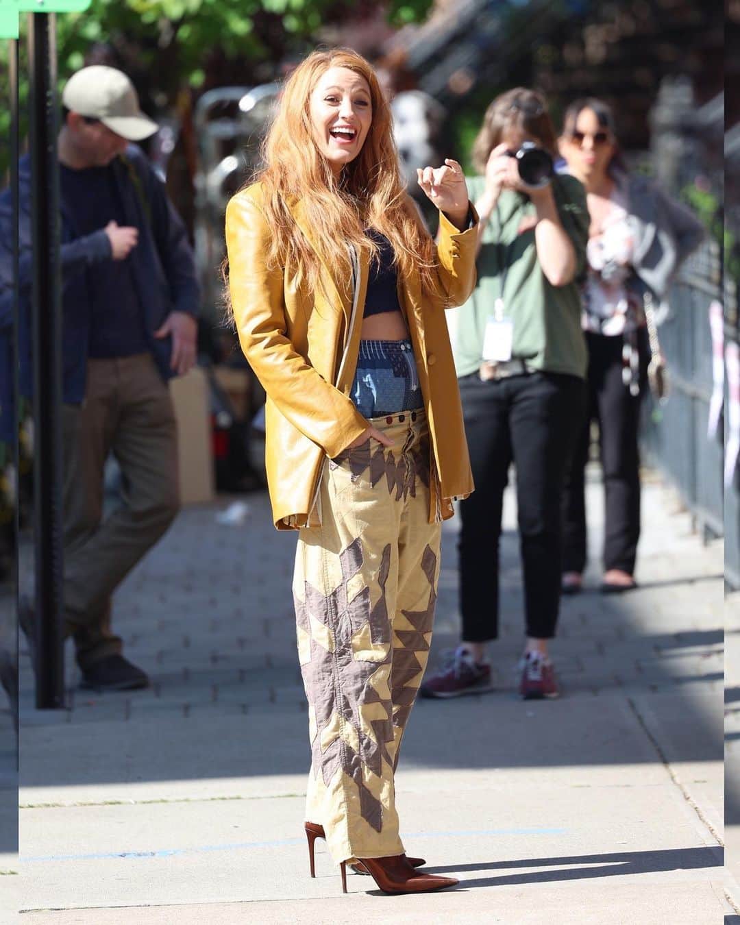 Just Jaredさんのインスタグラム写真 - (Just JaredInstagram)「Blake Lively wore a unique outfit with pants over pants while filming "It Ends With Us" on Thursday with co-star and director Justin Baldoni. Lots more photos on JustJared.com! #BlakeLively #JustinBaldoni #ItEndsWithUs Photos: Backgrid」5月26日 12時36分 - justjared
