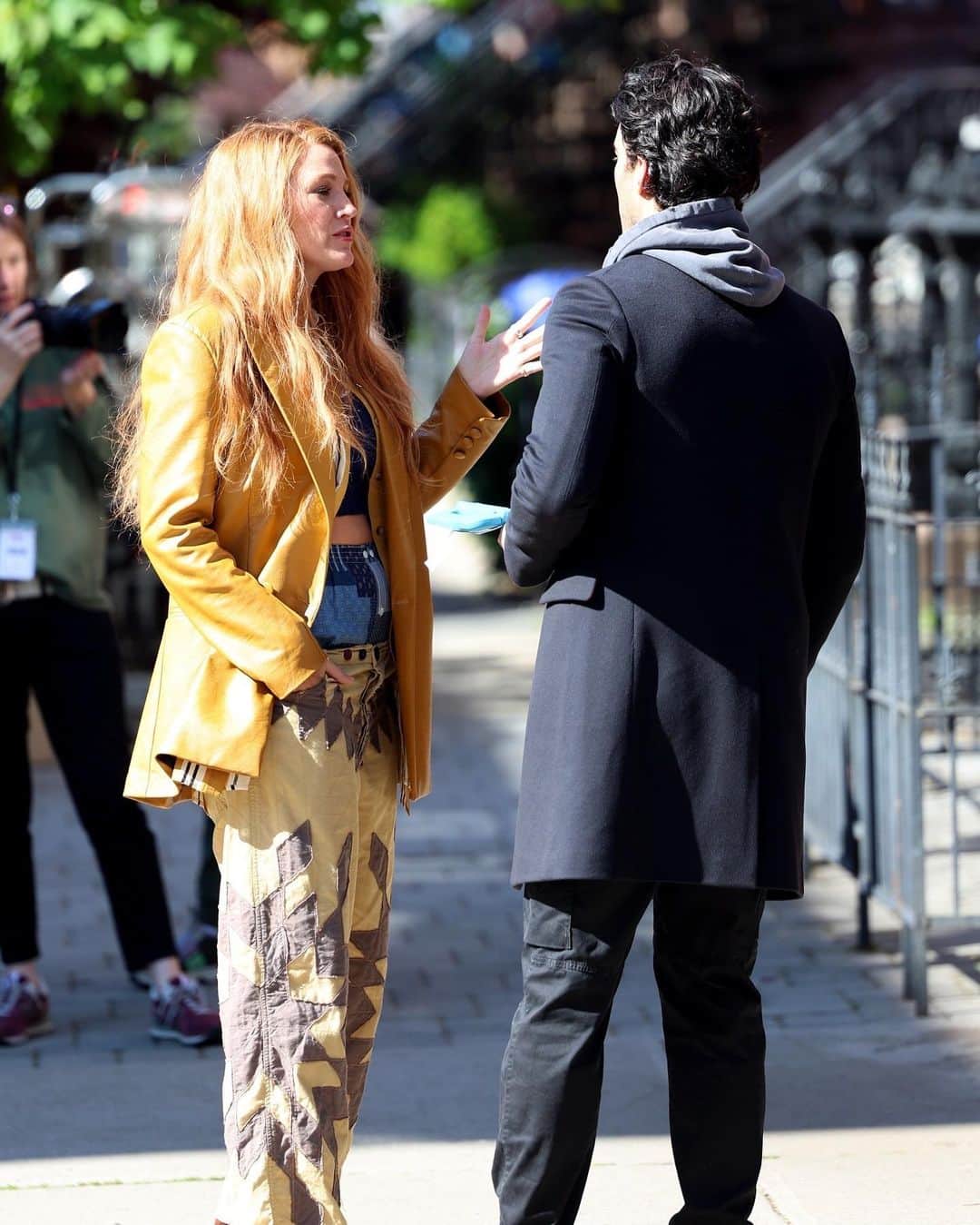Just Jaredさんのインスタグラム写真 - (Just JaredInstagram)「Blake Lively wore a unique outfit with pants over pants while filming "It Ends With Us" on Thursday with co-star and director Justin Baldoni. Lots more photos on JustJared.com! #BlakeLively #JustinBaldoni #ItEndsWithUs Photos: Backgrid」5月26日 12時36分 - justjared