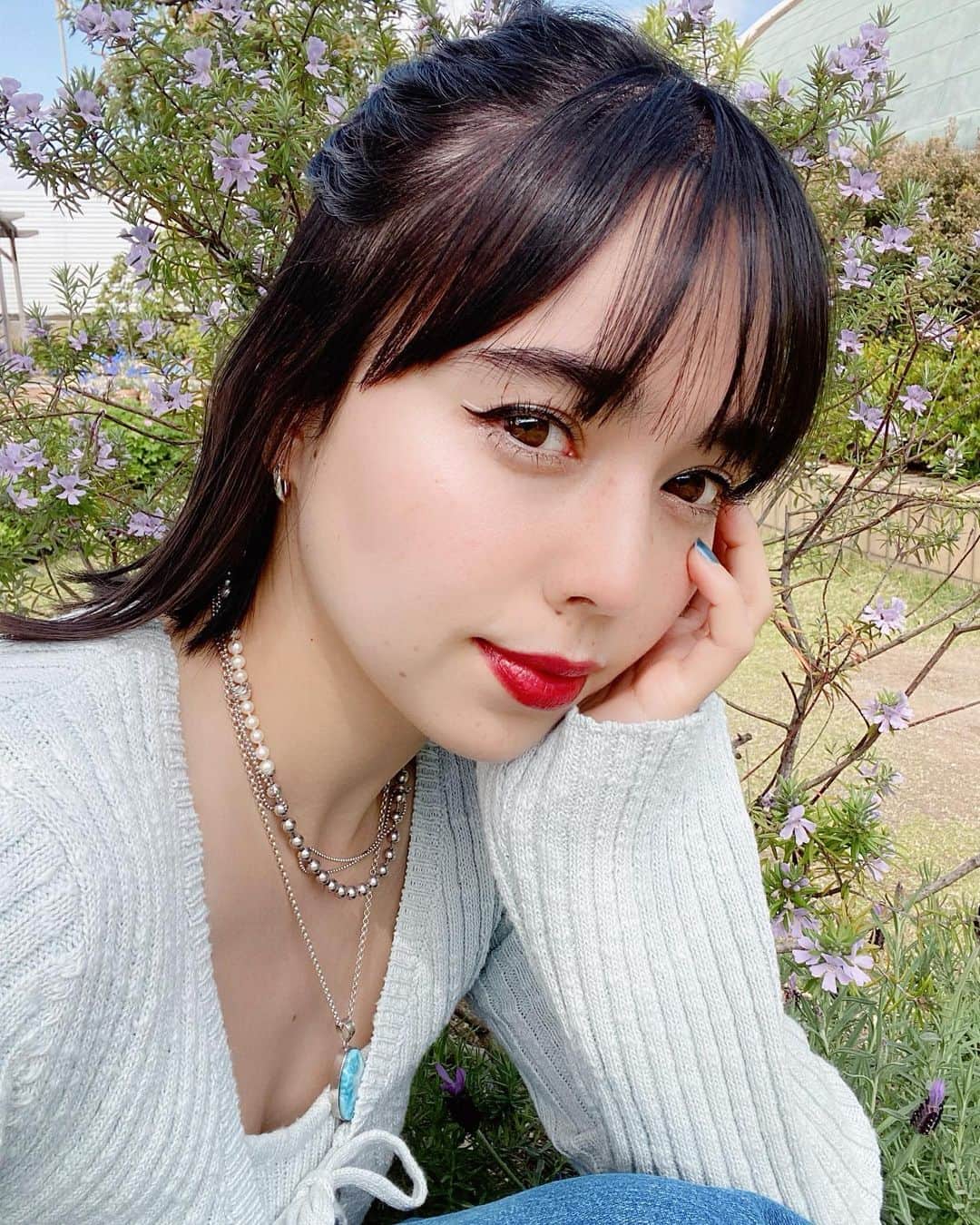 のインスタグラム：「今日は、RaxyとのコラボBOXに含まれる、ボディ&ヘアケアアイテムのおすすめポイントをご紹介します！✍️💕 ・ 香りに癒されるアイテムも揃っているので、皆さんの毎日のリラックスタイムに使っていただけたら嬉しいです☺️🌼 ・ ✔︎ ハニーチェ　クリーミーハニー シャンプー／クリーミーハニー ヘアマスク ホイップみたいなもこもこの泡立ちで、優しく洗うことができます🫧生ハチミツと生クリームが配合されているので、パサつきや広がりが気になる、、という方にもおすすめの質感🐝🤍はちみつに、ベルガモットやローズが溶け込んだ香りです♡ ・ ✔︎ザ・パーフェクトアンカー  顔や身体、全身に使える万能ソープ！🧼無添加処方で肌に優しく、精油の香りも心地いいです😌💛肌以外にもコスメの洗浄剤としてや、食器洗い、洗濯まで、幅広いシチュエーションで使うことができます◎ わたしは今食器洗いでも使ってるよ〜！🍽 ・ ✔︎前髪専科  前髪のベタつきやテカリが気になる時にも、さっと拭き取るだけで、さらさらの前髪に仕上がります💆‍♀️湿気プルーフ処方だから、雨の日のぺたんこ前髪もふんわりと見せてくれる☺️わたしは前髪のしぶといつむじを押さえるのにも使ってます💪💕 ・ ✔︎yayoi  ボディソープ ゆずと蜂蜜のやわらかい香りで、リラックスしたバスタイムに🛁🌿きめ細かい泡が特徴的なソープで、とっても優しい洗い心地🤲🫧お肌はしっとりと潤った質感に仕上がります🤍 ・ ・ 毎日使いできる万能アイテムが揃っているので、 是非チェックしていただけたら嬉しいです！😊💌 ・ ・ ・ ※ボックスには必ず含まれるアイテムとランダムに入るアイテム、サンプルサイズで同封されるアイテムがあります。^^ ・ ボックスのお値段的にも、とてもお得な内容になっているので、気になるアイテムがある方は、この機会にチェックしてみてください🔎💓 ・ ・ 詳細はこちら👇💘 ------------------- クレイトン愛×RAXYコラボボックス  「わたしの肌にトキメキを♡ヘルシーコスメセットでアップデート」  お申込みはこちら▼ https://raxy.rakuten.co.jp/subscribe  ・申し込み受付期間：2023年5月1日～2023年5月31日 ・ボックスお届けは2023年6月20日頃を予定 ------------------- ・ ・ ・ #あいメイク #メイク #コスメ #ビューティー #ミネラルコスメ #ファッション  #ボブ #hair #hairstyle  #makeup #cosmetics #beauty #fashion #photography @raxybeautybox_jp」