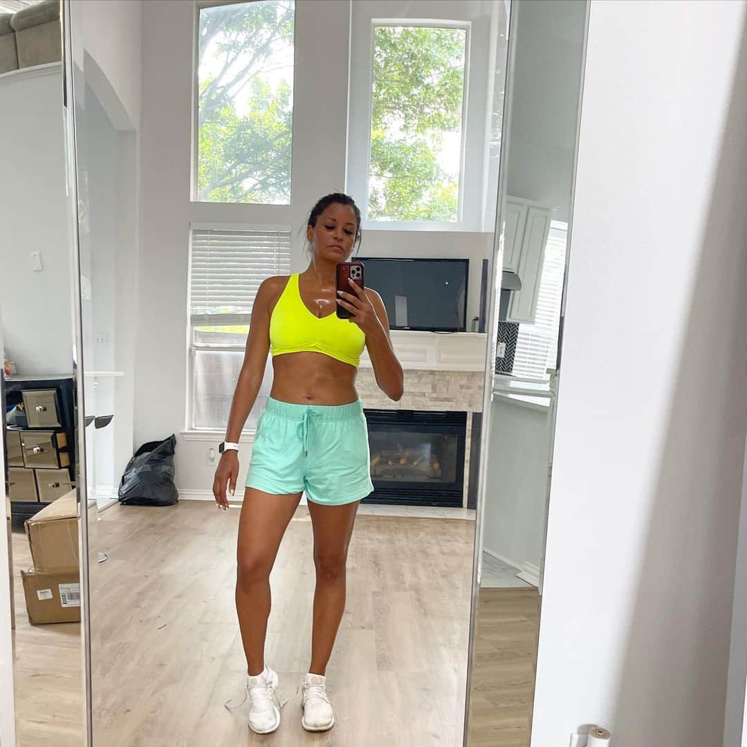 クラウディア・ジョーダンのインスタグラム：「Yesterdays mileage. When I’m jogging that’s when i do the most thinking….. so question—what color tile/ marble slab should go on the fireplace wall? Fireplace getting modernized too. Thoughts? #ThisIsFun #HomeRenovation」