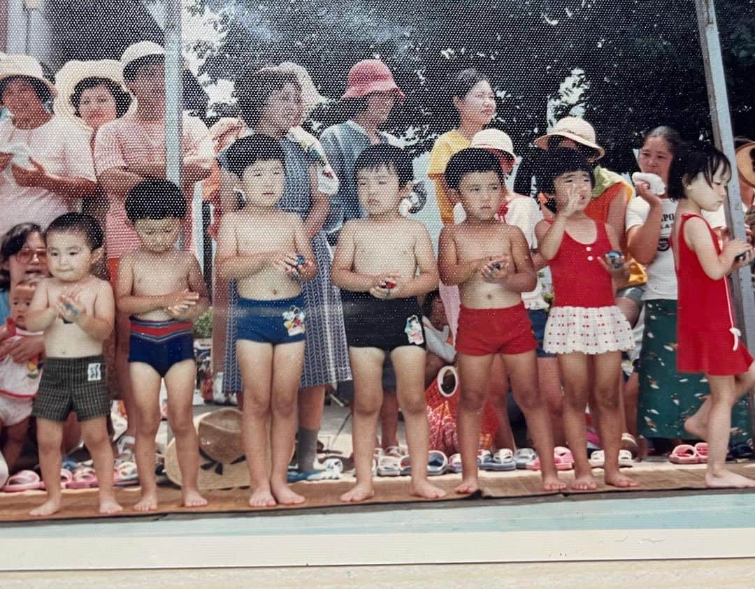 辻本耕志のインスタグラム：「人一倍、ちっこい。左端の変な色の海パンが俺。」
