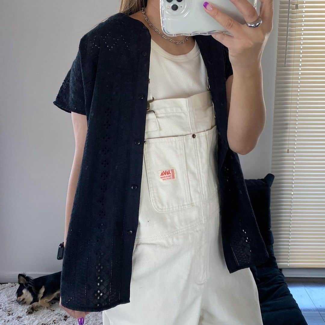 S E I K Oさんのインスタグラム写真 - (S E I K OInstagram)「.  サロペットに レースシャツにハマる🥹  シャツは @sonnylabel   前後2wayで着られるし ボタン閉じたり開けたり 色んなパターンで 着回しできるよん✌️  _____________________   #sonnylabel #サニーレーベル #pr  #サロペット#大人カジュアル#オトナカジュアル#モノトーン#モノトーンコーデ#骨格ストレート#骨ストコーデ#骨スト」5月26日 12時44分 - seco_days