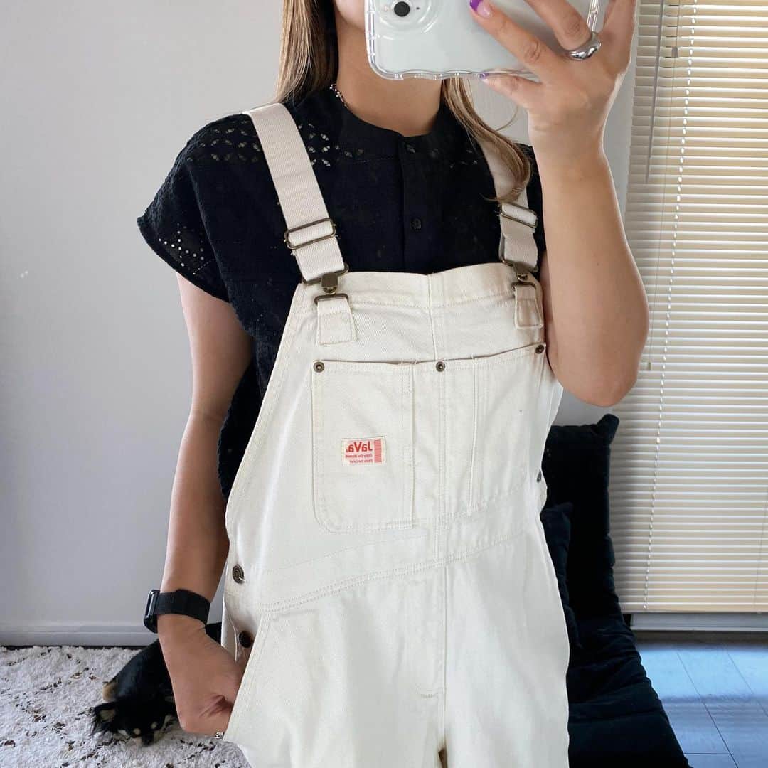 S E I K Oさんのインスタグラム写真 - (S E I K OInstagram)「.  サロペットに レースシャツにハマる🥹  シャツは @sonnylabel   前後2wayで着られるし ボタン閉じたり開けたり 色んなパターンで 着回しできるよん✌️  _____________________   #sonnylabel #サニーレーベル #pr  #サロペット#大人カジュアル#オトナカジュアル#モノトーン#モノトーンコーデ#骨格ストレート#骨ストコーデ#骨スト」5月26日 12時44分 - seco_days