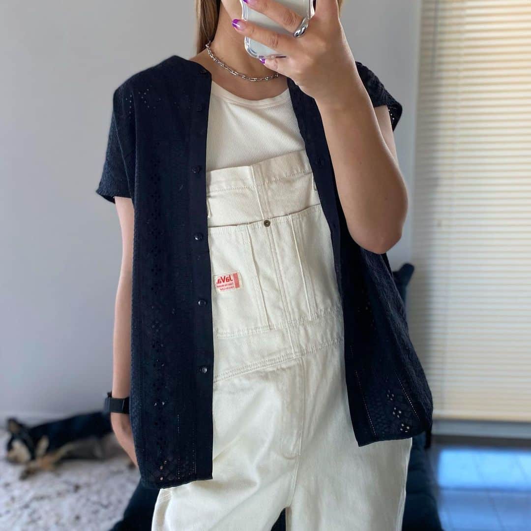 S E I K Oさんのインスタグラム写真 - (S E I K OInstagram)「.  サロペットに レースシャツにハマる🥹  シャツは @sonnylabel   前後2wayで着られるし ボタン閉じたり開けたり 色んなパターンで 着回しできるよん✌️  _____________________   #sonnylabel #サニーレーベル #pr  #サロペット#大人カジュアル#オトナカジュアル#モノトーン#モノトーンコーデ#骨格ストレート#骨ストコーデ#骨スト」5月26日 12時44分 - seco_days