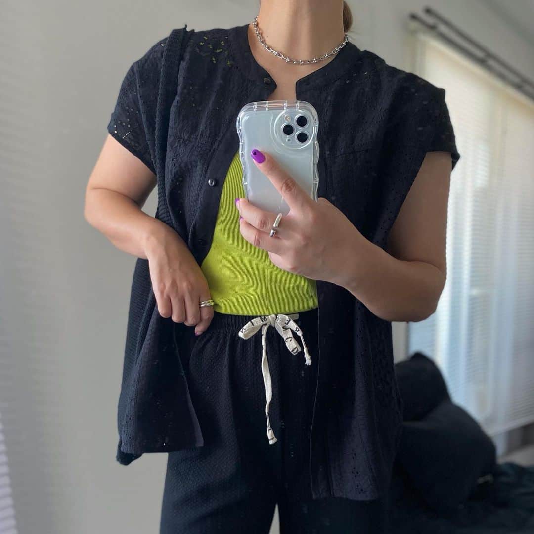 S E I K Oさんのインスタグラム写真 - (S E I K OInstagram)「.  サロペットに レースシャツにハマる🥹  シャツは @sonnylabel   前後2wayで着られるし ボタン閉じたり開けたり 色んなパターンで 着回しできるよん✌️  _____________________   #sonnylabel #サニーレーベル #pr  #サロペット#大人カジュアル#オトナカジュアル#モノトーン#モノトーンコーデ#骨格ストレート#骨ストコーデ#骨スト」5月26日 12時44分 - seco_days