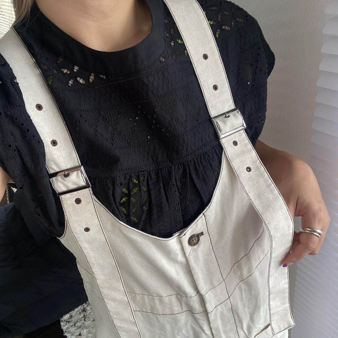 S E I K Oさんのインスタグラム写真 - (S E I K OInstagram)「.  サロペットに レースシャツにハマる🥹  シャツは @sonnylabel   前後2wayで着られるし ボタン閉じたり開けたり 色んなパターンで 着回しできるよん✌️  _____________________   #sonnylabel #サニーレーベル #pr  #サロペット#大人カジュアル#オトナカジュアル#モノトーン#モノトーンコーデ#骨格ストレート#骨ストコーデ#骨スト」5月26日 12時44分 - seco_days