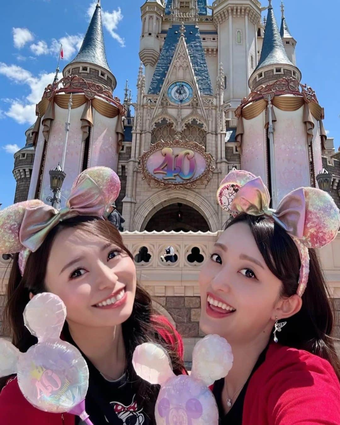 黒澤ゆりかのインスタグラム：「お友達のお誕生日で40周年中のDisneyへ❤️  マスクも人数も解禁になって、 パレードなんだかパワーアップしててみんな嬉しそうでした。 ミニーちゃんもハグもしてきてくれて、これぞ夢の国です！！って感じで改めて感動しちゃった🥹  長かったもんね。 みんなは今年の夏は思い出たくさんできるかな！ 出来るといいな☺️」