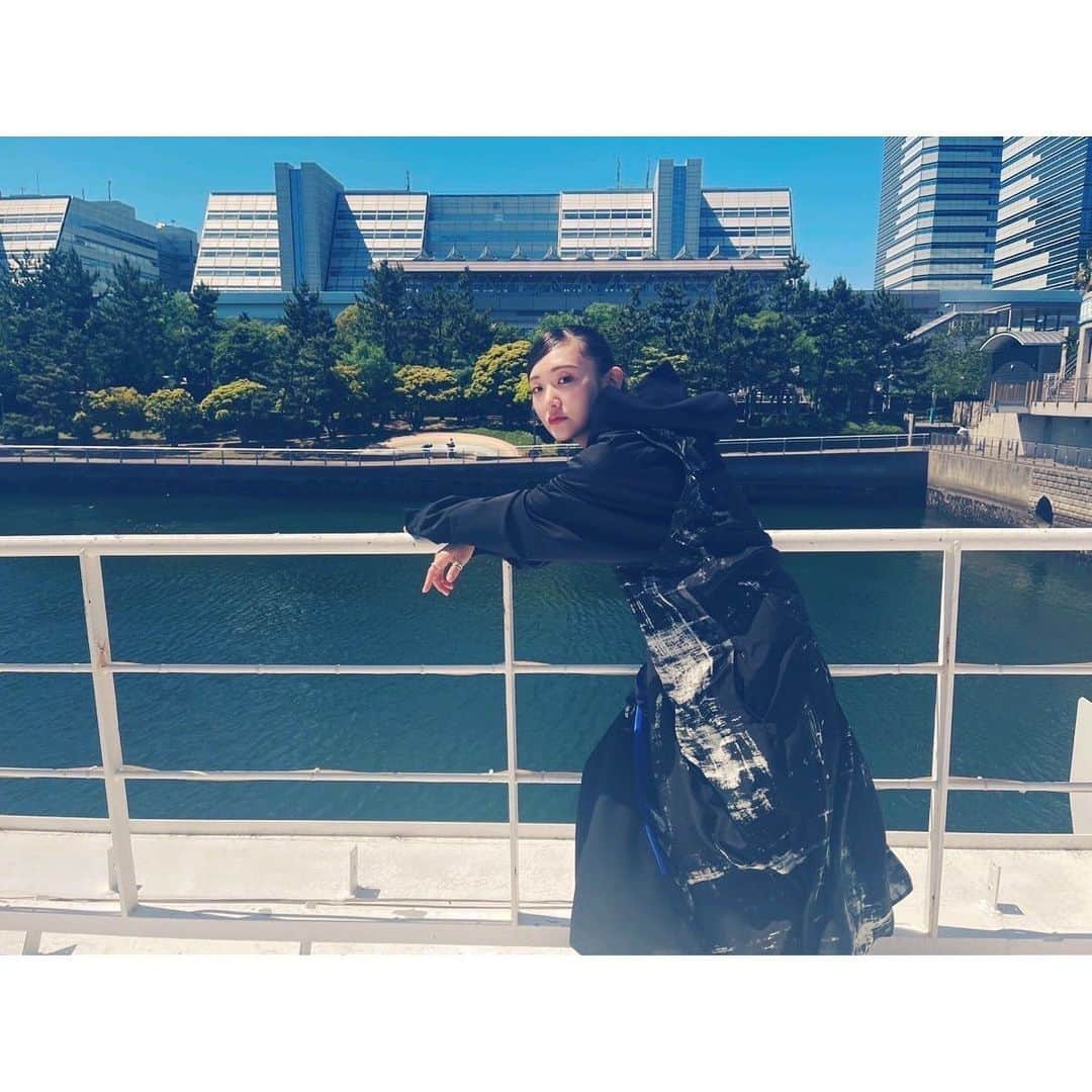 生駒里奈さんのインスタグラム写真 - (生駒里奈Instagram)「. 映画　忌怪島の 船上イベントでした！！  様々なメディアを通してPRもして、いよいよ公開なんだ！！と 胸が高まりました😎  こういうイベントも中々やった事がなかったので嬉しかったな！！  ホラー映画ですが、 ネタバレ出来ないから言えないけど本当に観てよかったって思う作品になったと思います！！  ので、、 6月16日はぜひ！！ 忌怪島を選んで頂けたら嬉しいです(*´꒳`*)！！！  #忌怪島 #ホラー #清水崇監督 #生駒里奈 #生駒ちゃん #日焼けと日光と仲良くなれない #ひたすらフードを被り #不機嫌な顔に笑 #奄美大島だけは #ポジティブに日光浴びられる」5月26日 12時45分 - ikomarina_1229