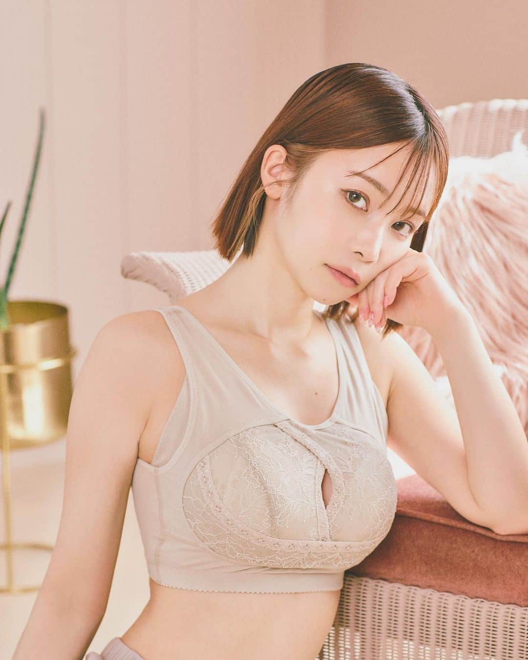 さくまみおのインスタグラム：「いよいよ今夜…🌛 2023.5.26(Fri)21:30〜 miourエッセンシャルナイトブラ+ (より敏感肌に優しくなった上位種) グレージュカラーが新登場します🩶  透けにくく、ヌーディーで大人可愛いお色です☺️  新色記念として3日間限定で ナイトブラ+（グレージュとラベンダー） が10%OFFになるのでお見逃しなく︎︎🕊️  また、前回ノベルティであっという間に無くなってしまった洗濯ネットも販売されます‪🧺𓂃 𓈒𓏸 お楽しみに…☺️🫶🏻  #ナイトブラ #エッセンシャルナイトブラ #みんなで作るナイトブラ #miour #さくまみお #美ボディ研究部」