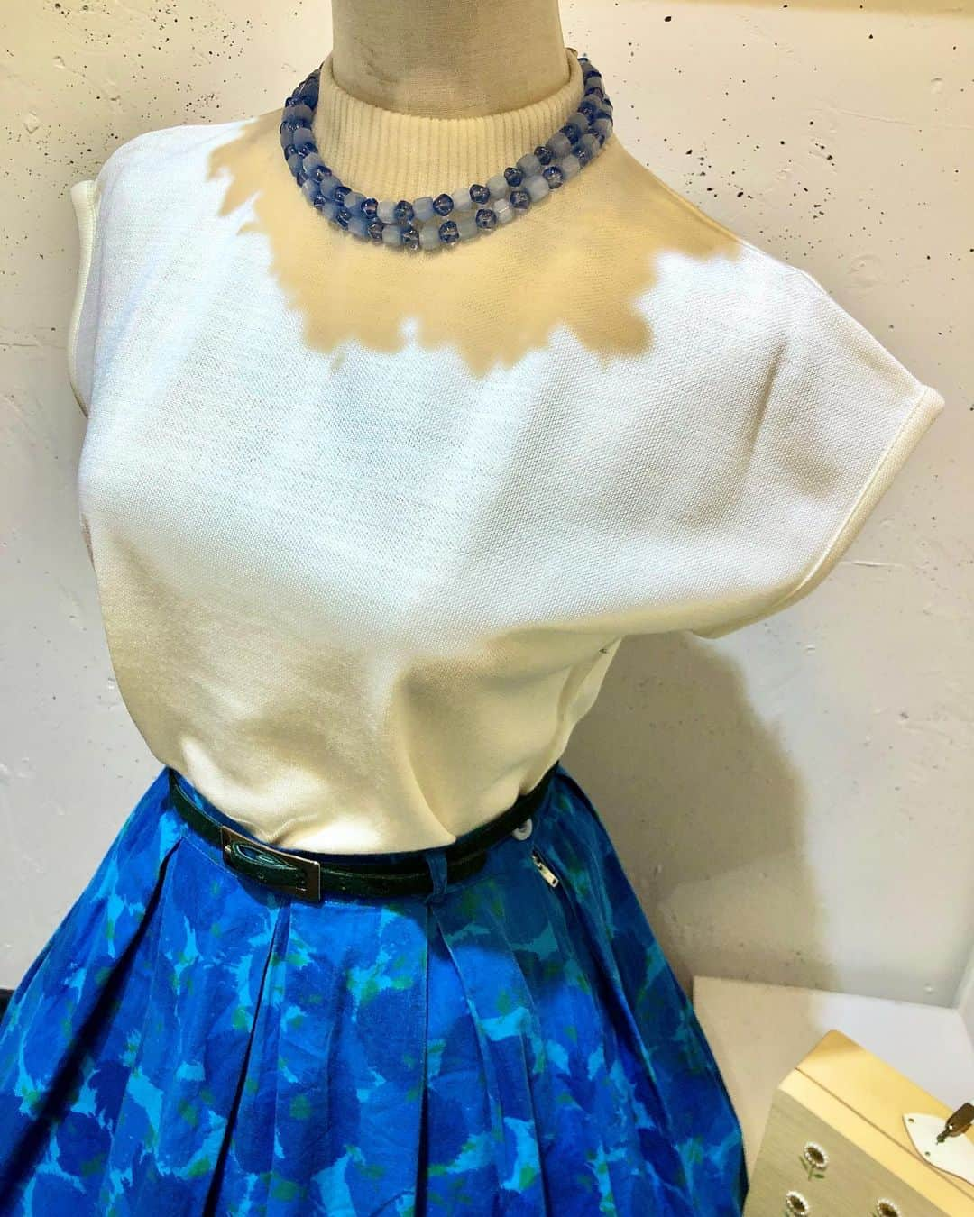 NUTTY Vintage&Collectibleさんのインスタグラム写真 - (NUTTY Vintage&CollectibleInstagram)「💠NEW ARRIVAL💠  ▫︎Blue flower skirt:new! ▫︎White acrylic knit:new! ▫︎50s Jasmin bouquet hat:new! ▫︎50s blue beads necklace ▫︎1964 "Enid Collins" -slaw poke ⅱ- bag ▫︎used "berkeley" green suede belt  新入荷の絵画のような美しいフラワースカートをメインに、ブルーコーディネートです🪻  差し色にはスカートの中からグリーンを選んで🍃 新入荷のスカートと絶妙なマッチングのハットや小物も合わせてお楽しみください!  styling:sally  ┈┈┈┈┈┈┈┈┈┈┈┈┈┈┈┈┈ 【NUTTY通販について】 ⚫︎SNS掲載商品は通販可能です。お気軽にDMにてお問い合わせ下さい。 ⚫︎＜ONLINE STORE＞http://nutty.theshop.jp/ （プロフィールページURLよりアクセス出来ます） ┈┈┈┈┈┈┈┈┈┈┈┈┈┈┈┈┈  #nuttyvintage#vintage #vintagefashion#南堀江#1930s#1940s#1950s#1960s#1970s #1980s #80s #ヴィンテージ#Vintageknit#1950sfashion#1960sfasion #1950sskirt#vintagehat#lucite#lucitejewelry#enidcollins #slawpoke#collectivejewelry #ootd #vintageootd」5月26日 13時16分 - nutty_vintage