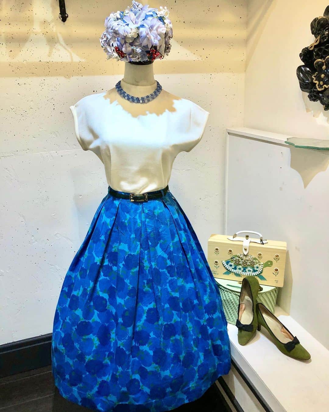NUTTY Vintage&Collectibleさんのインスタグラム写真 - (NUTTY Vintage&CollectibleInstagram)「💠NEW ARRIVAL💠  ▫︎Blue flower skirt:new! ▫︎White acrylic knit:new! ▫︎50s Jasmin bouquet hat:new! ▫︎50s blue beads necklace ▫︎1964 "Enid Collins" -slaw poke ⅱ- bag ▫︎used "berkeley" green suede belt  新入荷の絵画のような美しいフラワースカートをメインに、ブルーコーディネートです🪻  差し色にはスカートの中からグリーンを選んで🍃 新入荷のスカートと絶妙なマッチングのハットや小物も合わせてお楽しみください!  styling:sally  ┈┈┈┈┈┈┈┈┈┈┈┈┈┈┈┈┈ 【NUTTY通販について】 ⚫︎SNS掲載商品は通販可能です。お気軽にDMにてお問い合わせ下さい。 ⚫︎＜ONLINE STORE＞http://nutty.theshop.jp/ （プロフィールページURLよりアクセス出来ます） ┈┈┈┈┈┈┈┈┈┈┈┈┈┈┈┈┈  #nuttyvintage#vintage #vintagefashion#南堀江#1930s#1940s#1950s#1960s#1970s #1980s #80s #ヴィンテージ#Vintageknit#1950sfashion#1960sfasion #1950sskirt#vintagehat#lucite#lucitejewelry#enidcollins #slawpoke#collectivejewelry #ootd #vintageootd」5月26日 13時16分 - nutty_vintage