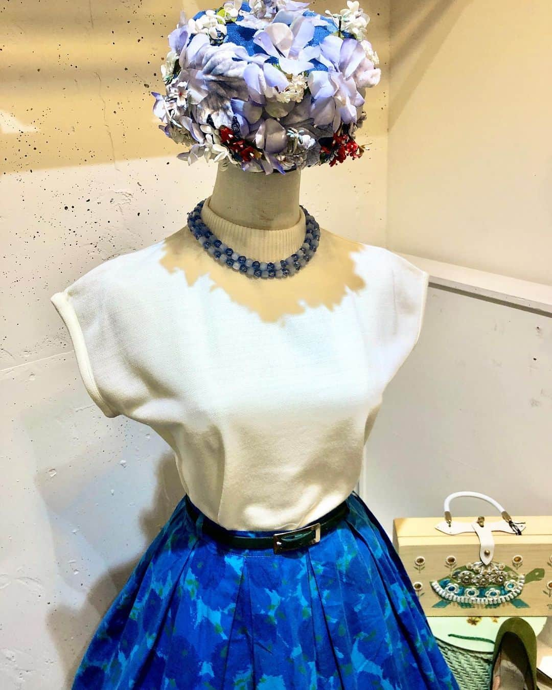 NUTTY Vintage&Collectibleのインスタグラム：「💠NEW ARRIVAL💠  ▫︎Blue flower skirt:new! ▫︎White acrylic knit:new! ▫︎50s Jasmin bouquet hat:new! ▫︎50s blue beads necklace ▫︎1964 "Enid Collins" -slaw poke ⅱ- bag ▫︎used "berkeley" green suede belt  新入荷の絵画のような美しいフラワースカートをメインに、ブルーコーディネートです🪻  差し色にはスカートの中からグリーンを選んで🍃 新入荷のスカートと絶妙なマッチングのハットや小物も合わせてお楽しみください!  styling:sally  ┈┈┈┈┈┈┈┈┈┈┈┈┈┈┈┈┈ 【NUTTY通販について】 ⚫︎SNS掲載商品は通販可能です。お気軽にDMにてお問い合わせ下さい。 ⚫︎＜ONLINE STORE＞http://nutty.theshop.jp/ （プロフィールページURLよりアクセス出来ます） ┈┈┈┈┈┈┈┈┈┈┈┈┈┈┈┈┈  #nuttyvintage#vintage #vintagefashion#南堀江#1930s#1940s#1950s#1960s#1970s #1980s #80s #ヴィンテージ#Vintageknit#1950sfashion#1960sfasion #1950sskirt#vintagehat#lucite#lucitejewelry#enidcollins #slawpoke#collectivejewelry #ootd #vintageootd」