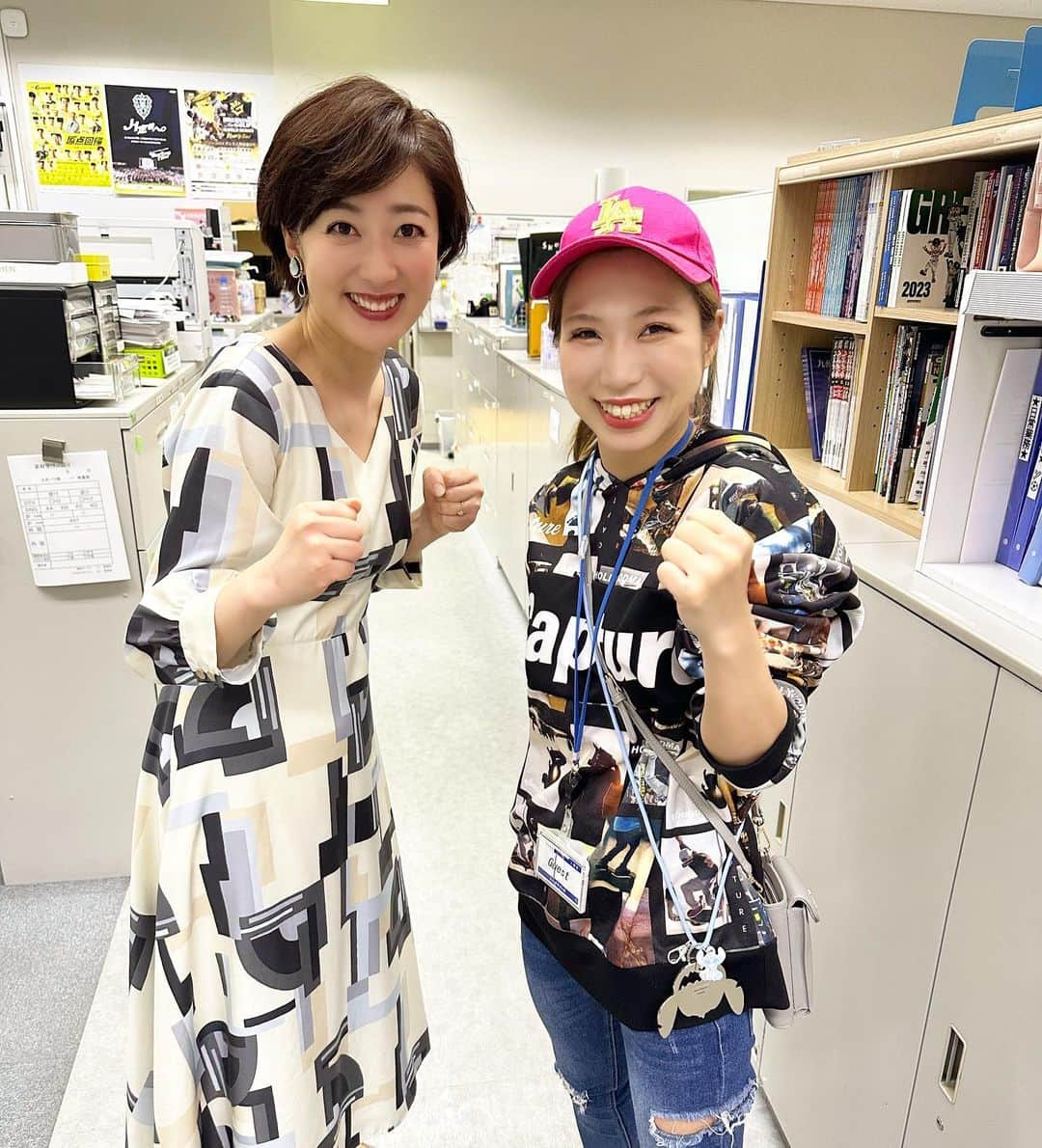 池尻和佳子さんのインスタグラム写真 - (池尻和佳子Instagram)「プロボクサー黒木優子さんが、RKBにいらっしゃいました‼︎8月にまた大切な試合が控えているそうです。六本松のジムにもお邪魔してみたいものです。  #プロボクサー#ボクシング#世界チャンピオン#黒木優子 さん #選手#パワー#溢れています#スパーリング#福岡市#中央区 #六本松#ジム#護身術#教えてもらえるそうです#rkb #8月#試合#応援しています#アナウンサー#池尻和佳子」5月26日 13時10分 - wakako_ikejiri_rkb