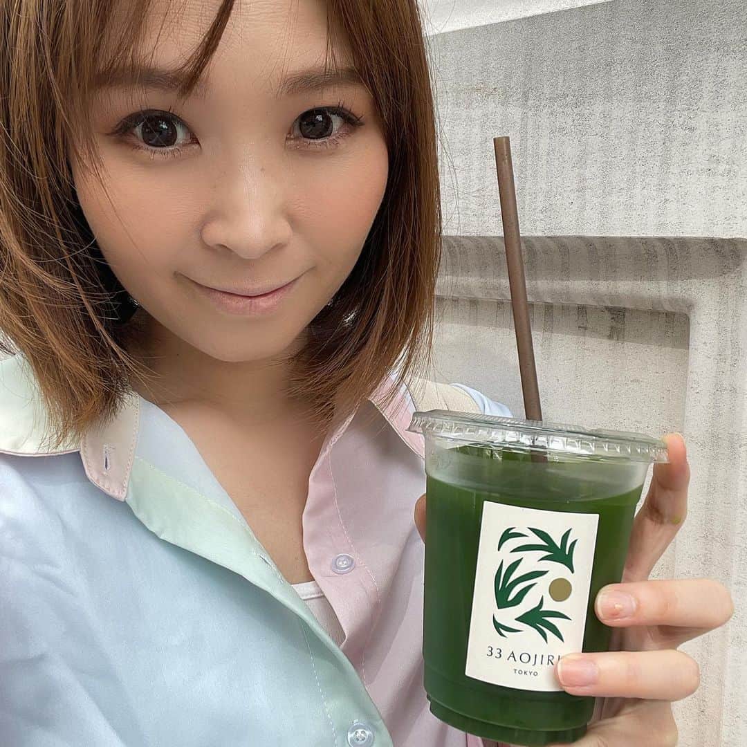 愛内里菜のインスタグラム：「今日、14時15分ごろから１７配信！ 利きシリーズするよー☺️ ⁡ 今回は🍞‼️ ⁡ 罰ゲームをかけた 負けられない闘い🤣‼️ ⁡ ひとまず青汁チャージで 頑張るぞ🫡🥬 ⁡ 😆YouTube！ 「愛内里菜オフィシャルチャンネル」 ⁡ ⁡ 🐦Twitter 愛内里菜 official @RRikakakiuchi ⁡ ⁡ 😆TikTok 愛内里菜/Rina Aiuchi 　 🟥17配信 愛内里菜_official ⁡ ⁡ #愛内里菜  #歌手 再始動 #垣内倶楽部  #バンド   #ライブ #一体化 #絆 #盛り上がりたい  #感謝  #23周年　 #YouTube #ユーチューバー#TikTok」