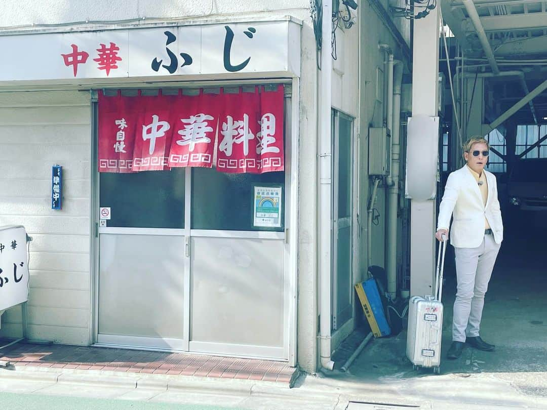 じゅんいちダビッドソンさんのインスタグラム写真 - (じゅんいちダビッドソンInstagram)「まもなく登場。 キュー出し前の待機中。 店内からはサンドやらホテイソンの声。 登場どないしょ？ よし吉田からはぐれた感じでいこか。 の時こんな感じだったよ。 ラヴィット見た方あざす。 ちなみにこのラーメン屋 どうやら来た事なかったです😅  #ラヴィット #サンドウィッチマン #ジャングルポケット太田 #佐野晶哉 #夜明けのグルメ #じゅんいちダビッドソン #白ジャケット似合い過ぎててすまない #キャリーバッグ引っ張り過ぎててすまない」5月26日 13時23分 - 0204junich_davidson_official